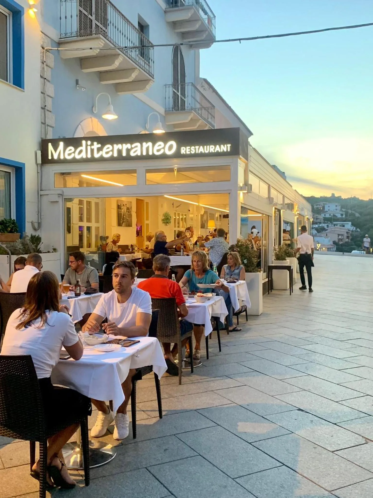 Restaurant/places to eat in Smart Suite & Apartments