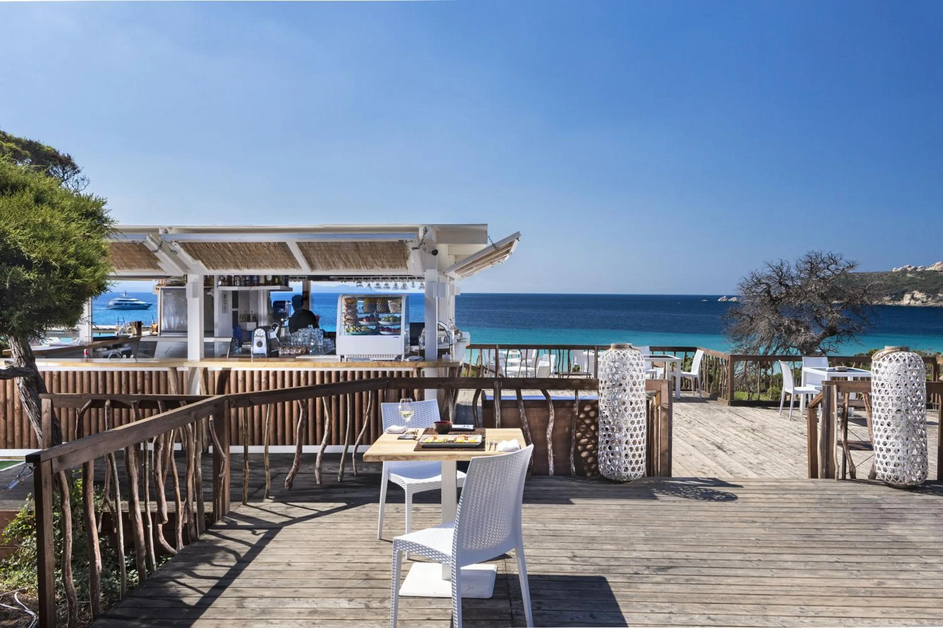 Restaurant/places to eat in Smart Suite & Apartments