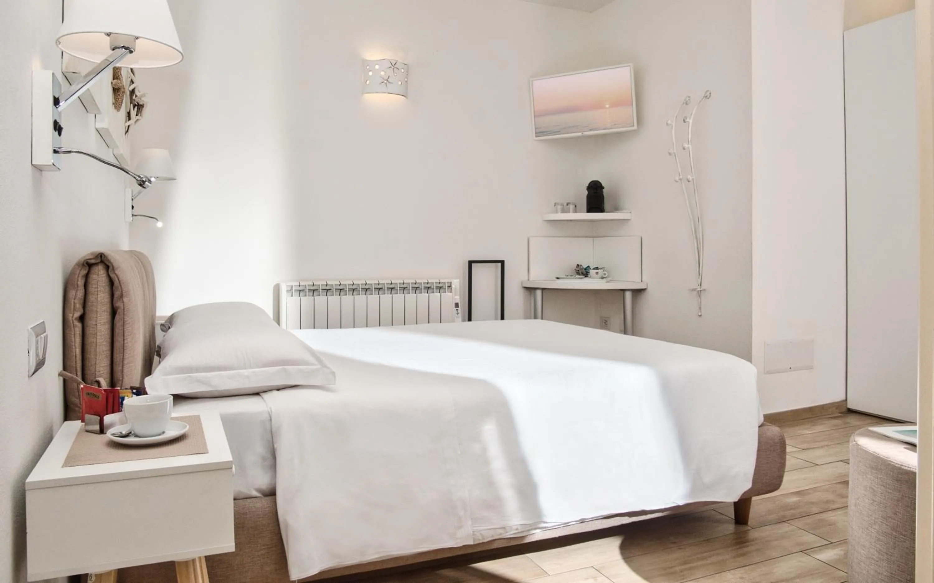 Bedroom, Bed in Smart Suite & Apartments