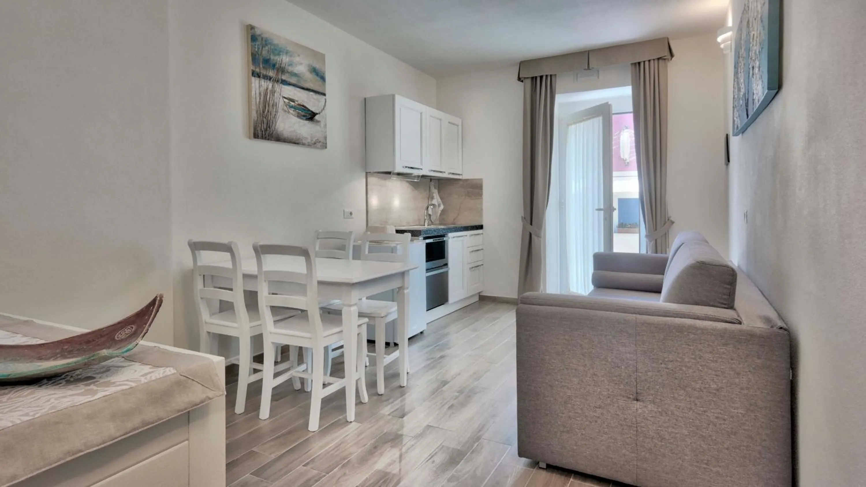 Dining area in Smart Suite & Apartments