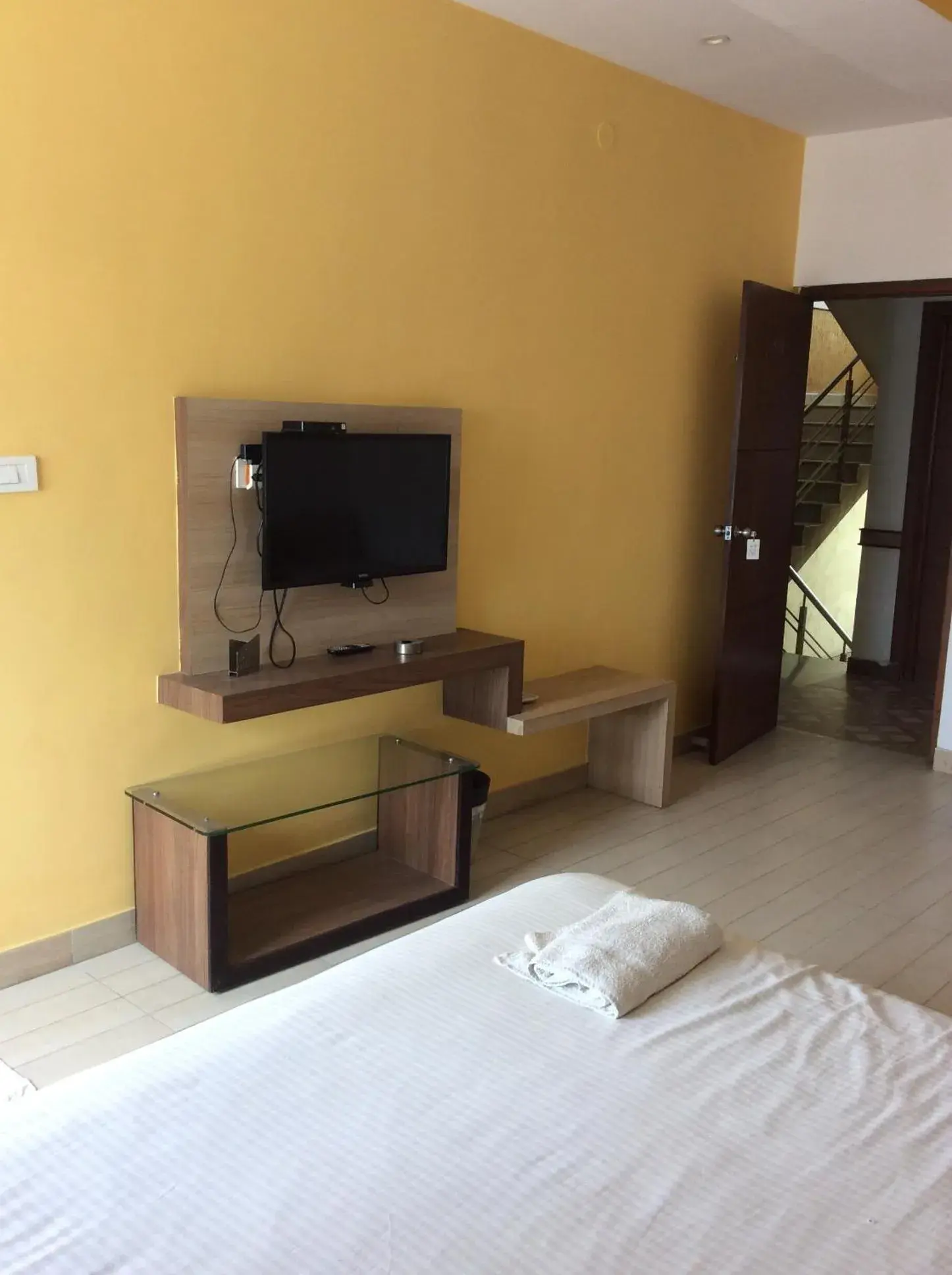 TV and multimedia, Bed in HOTEL SRI VAARI RESIDENCY TV and multimedia, Bed in HOTEL SRI VAARI RESIDENCY