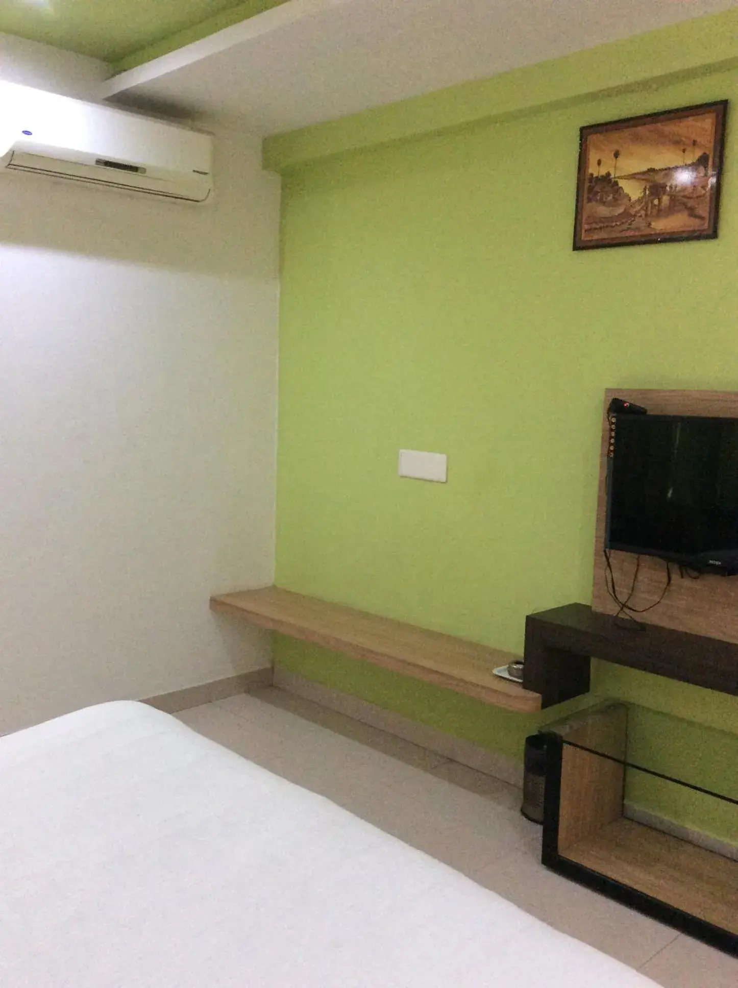 TV and multimedia, Bed in HOTEL SRI VAARI RESIDENCY TV and multimedia, Bed in HOTEL SRI VAARI RESIDENCY