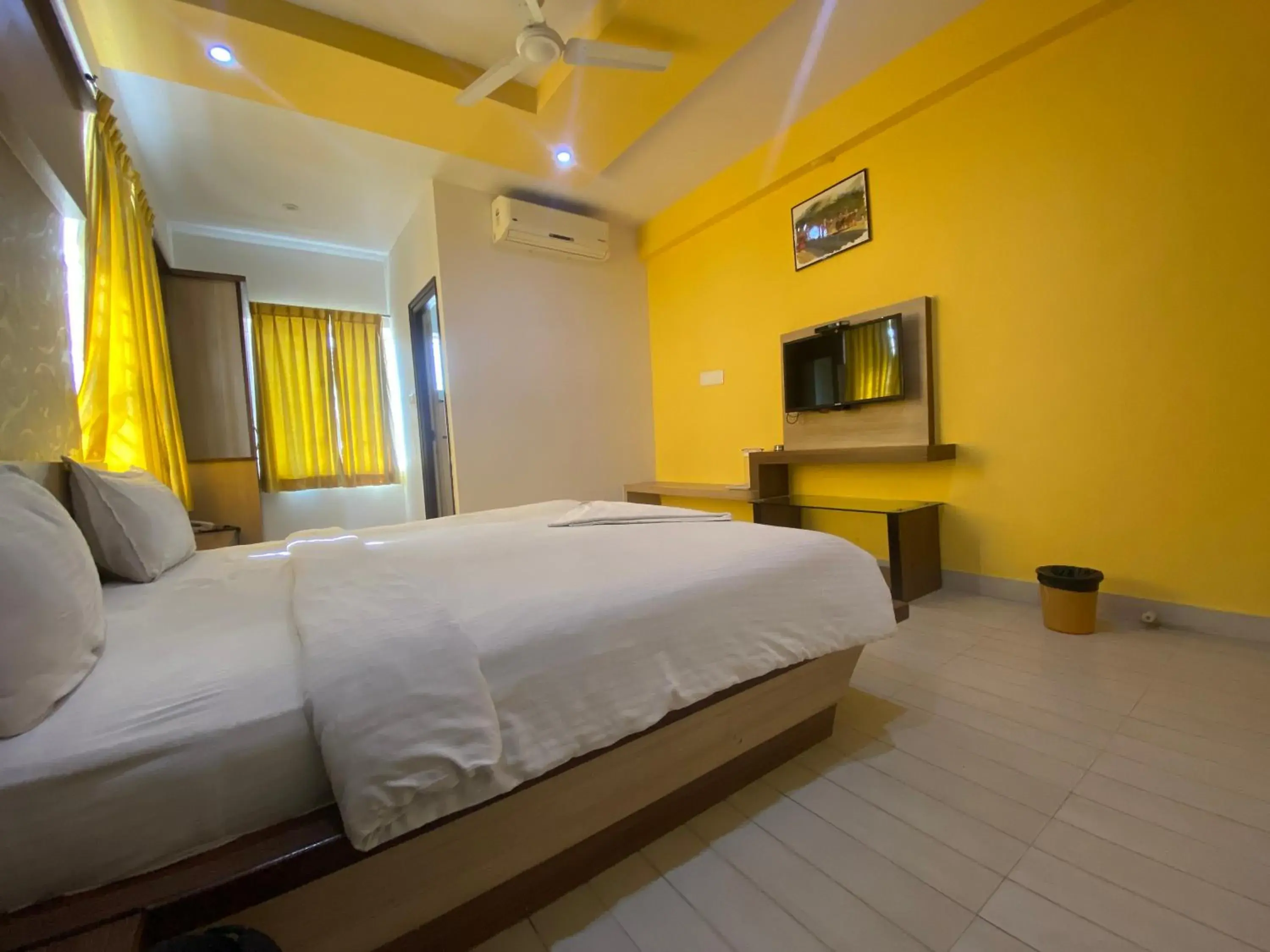 Photo of the whole room, Bed in HOTEL SRI VAARI RESIDENCY Photo of the whole room, Bed in HOTEL SRI VAARI RESIDENCY