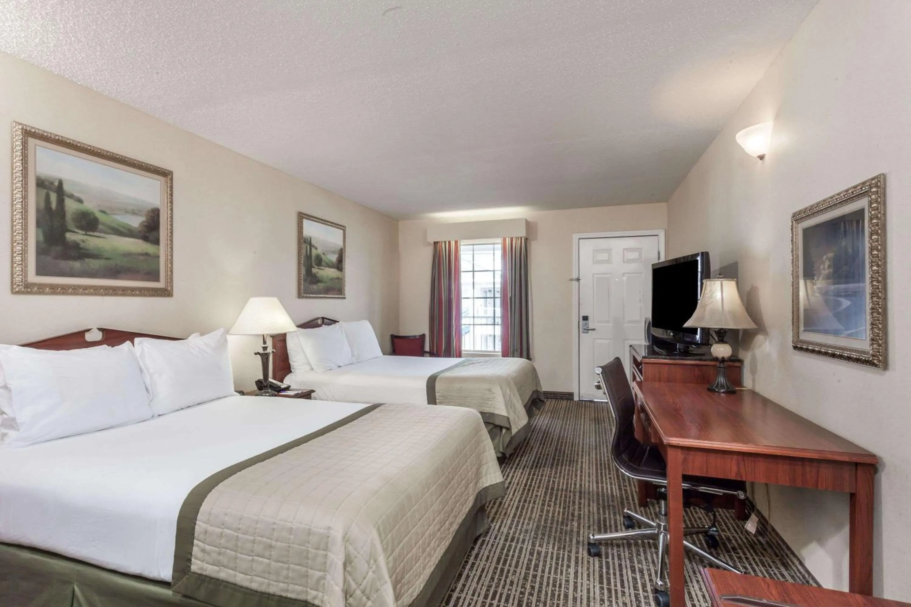 Photo of the whole room, Bed in Baymont by Wyndham Hickory