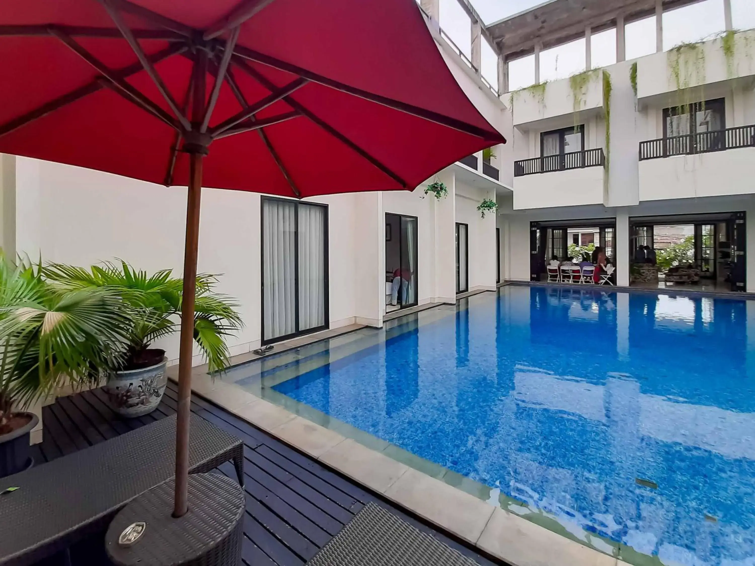 Pool view in Bangka Suite Mitra RedDoorz Pool view in Bangka Suite Mitra RedDoorz