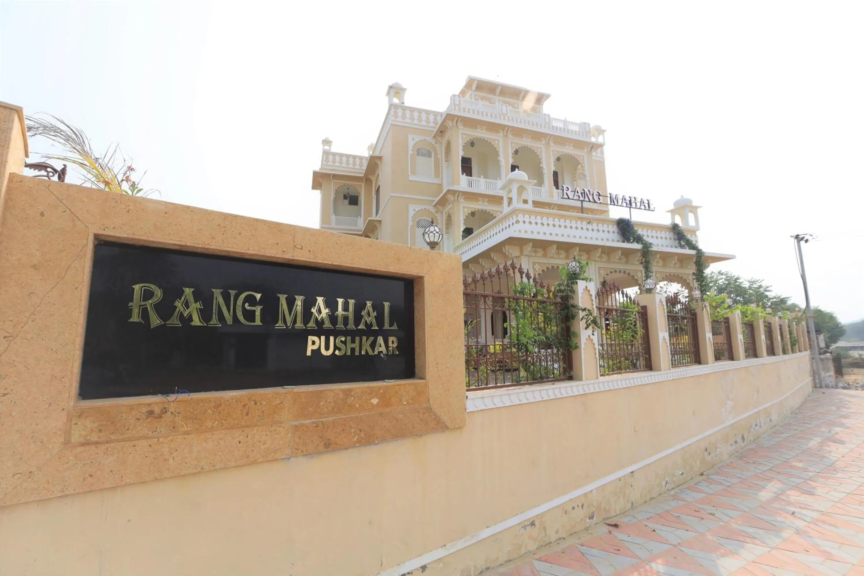 Property building in Rangmahal Pushkar by DIV HOSPITALITY