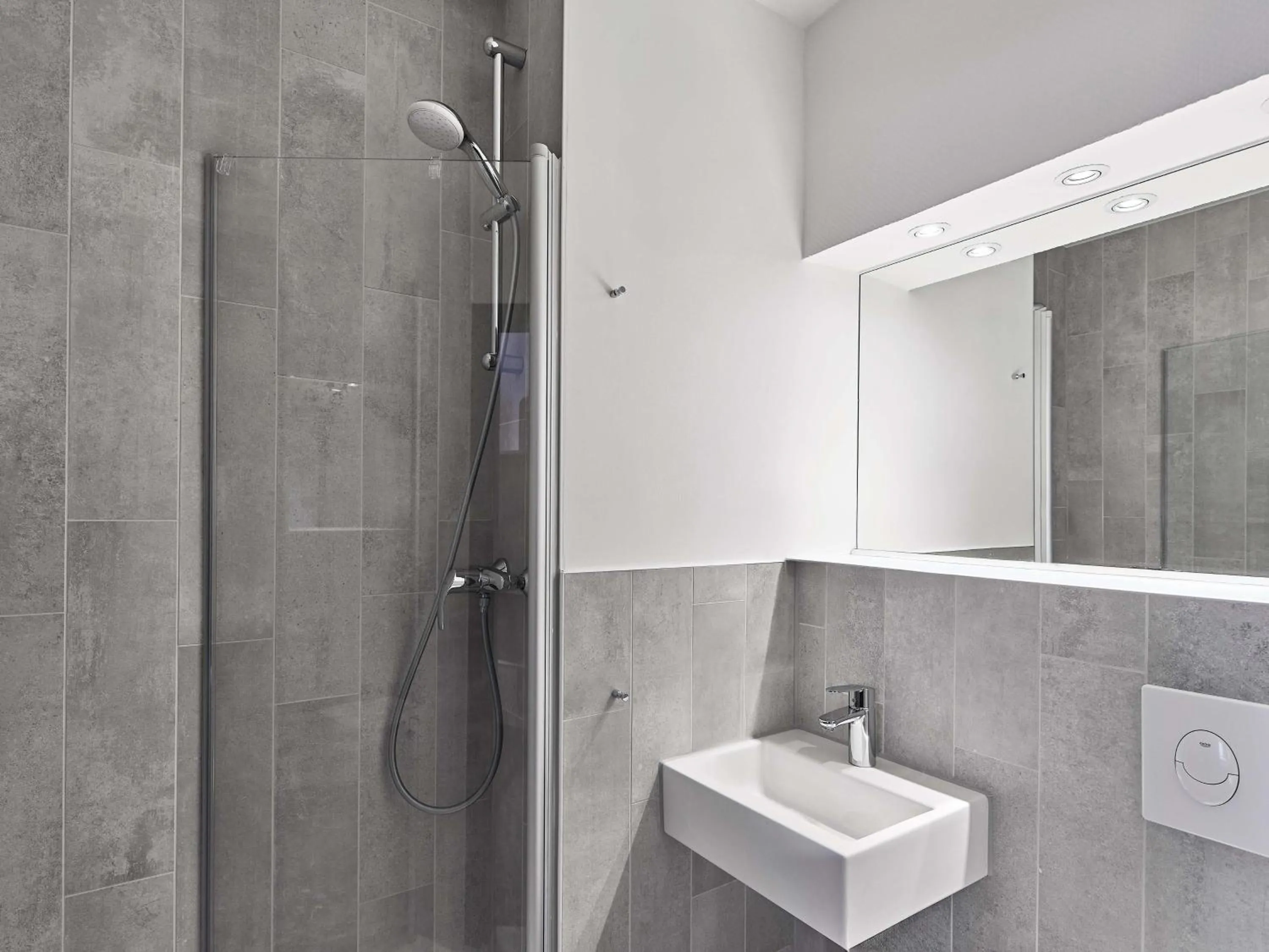 Shower in B&B Hotel Köln-Airport