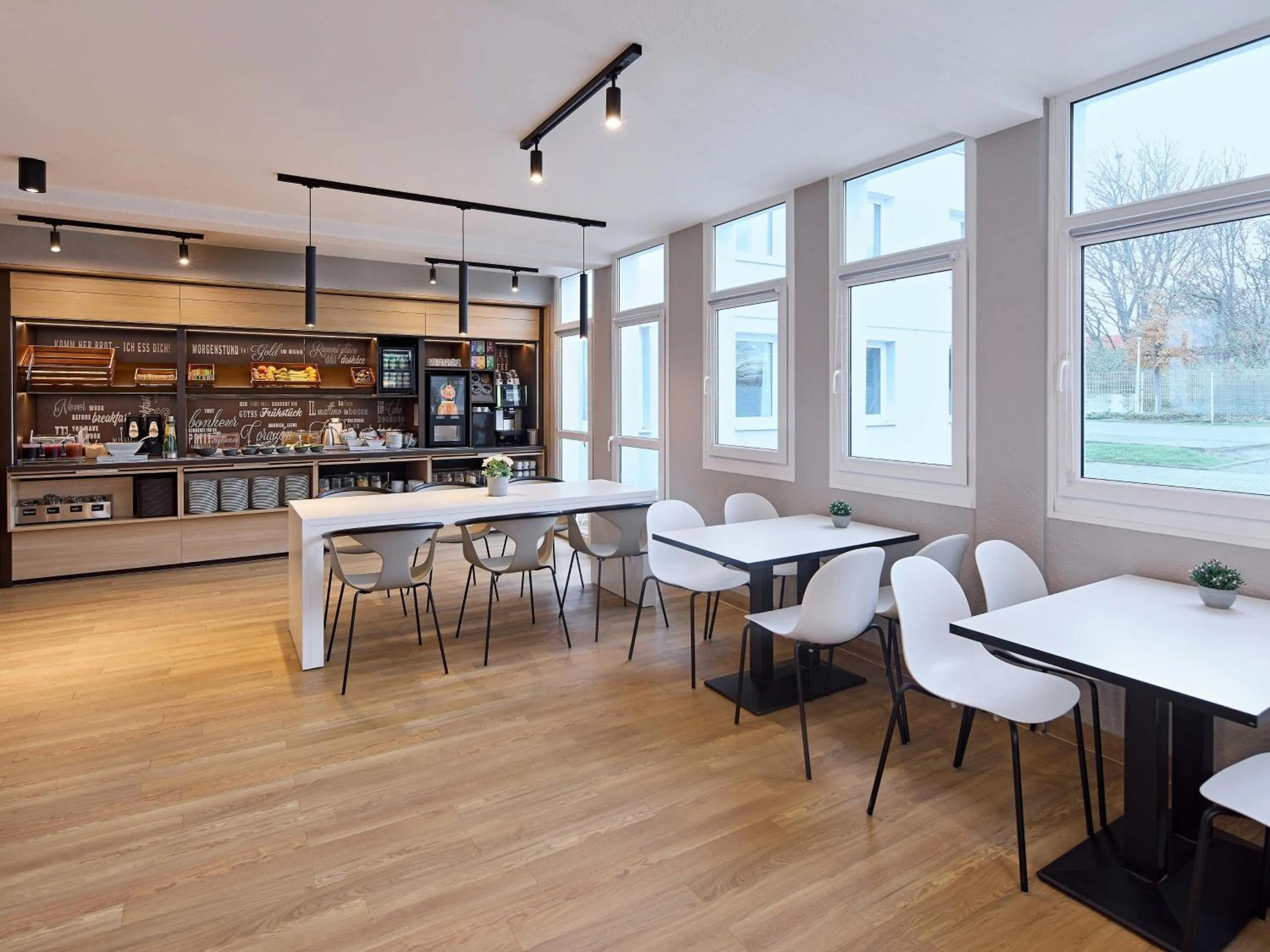 Lounge or bar in B&B Hotel Köln-Airport