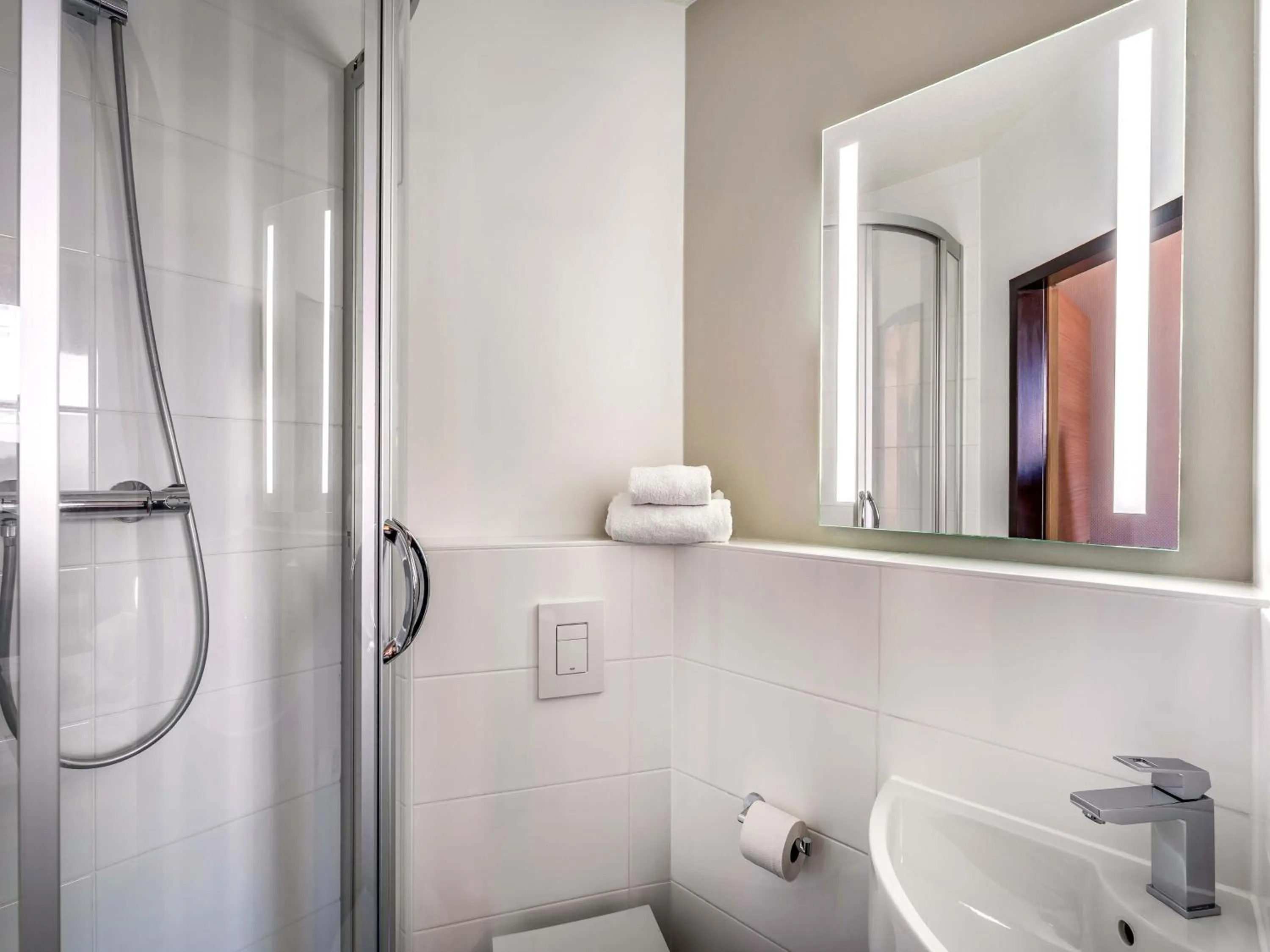 Shower in B&B Hotel Freiburg-Nord