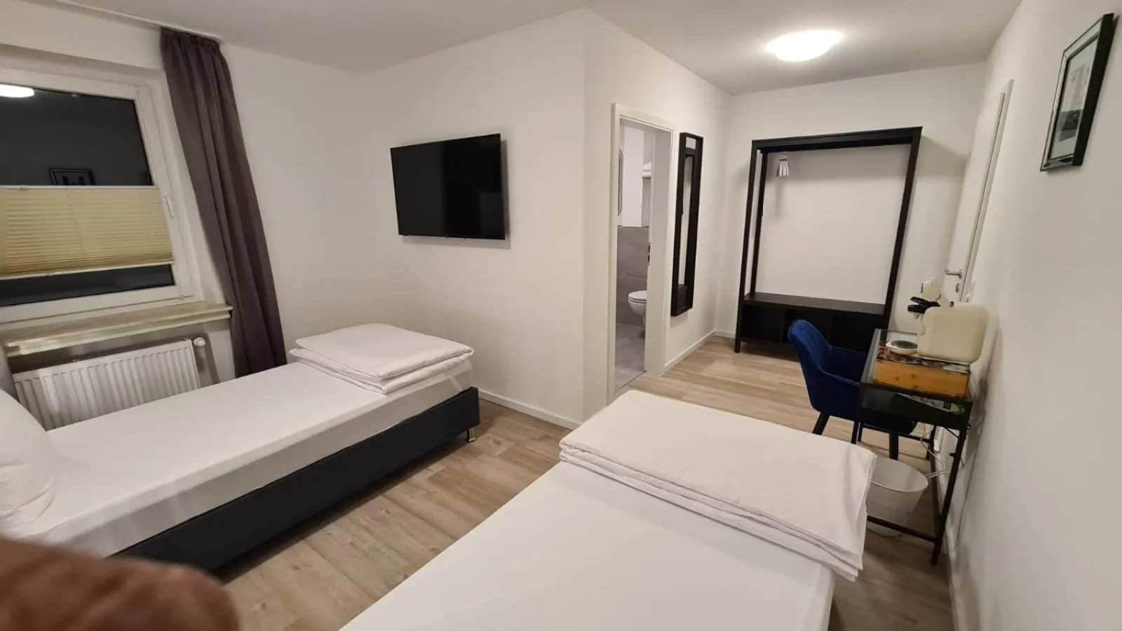Standard Twin Room in Moes Diner Hotel