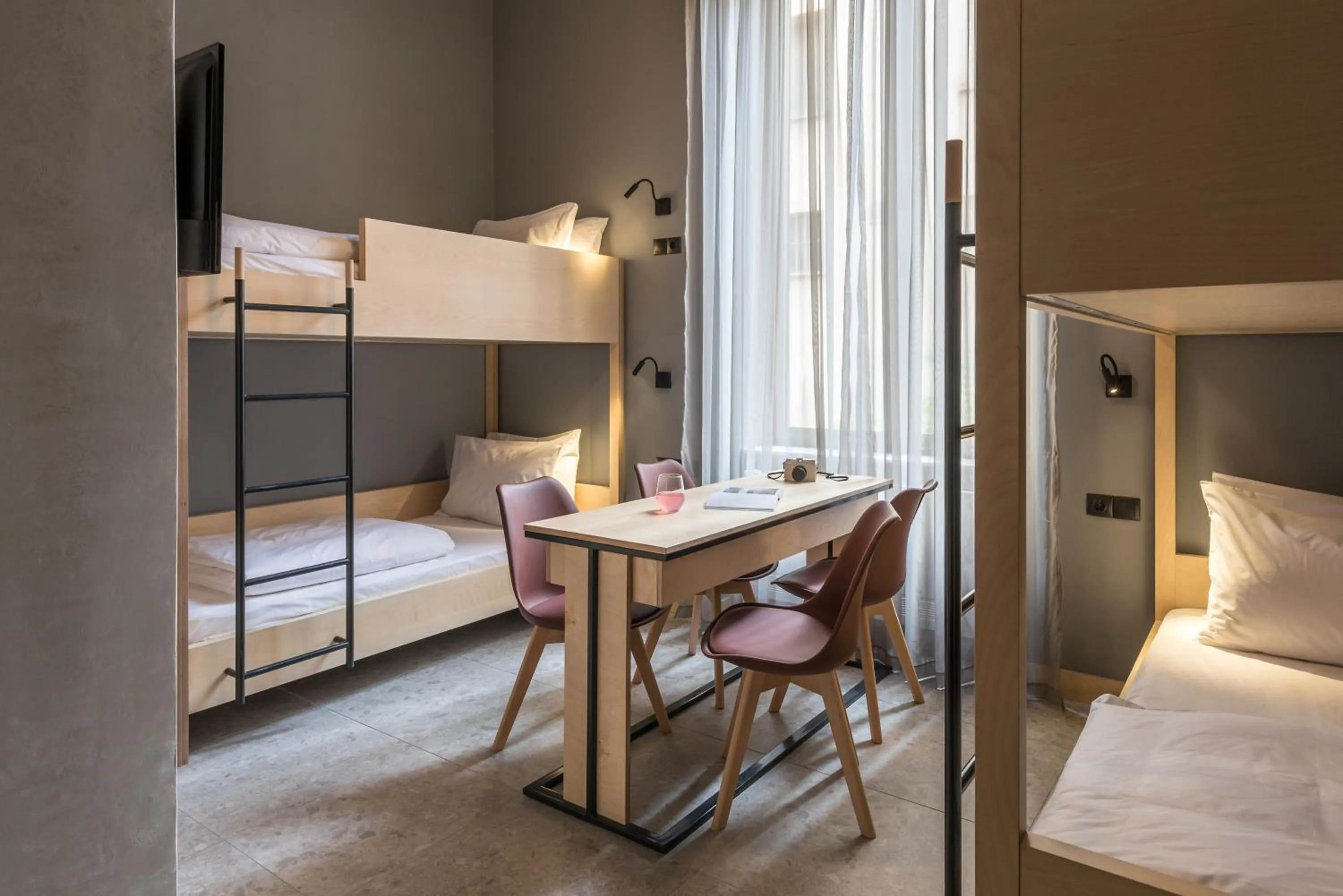 bunk bed, Bed in Cohort Koukaki