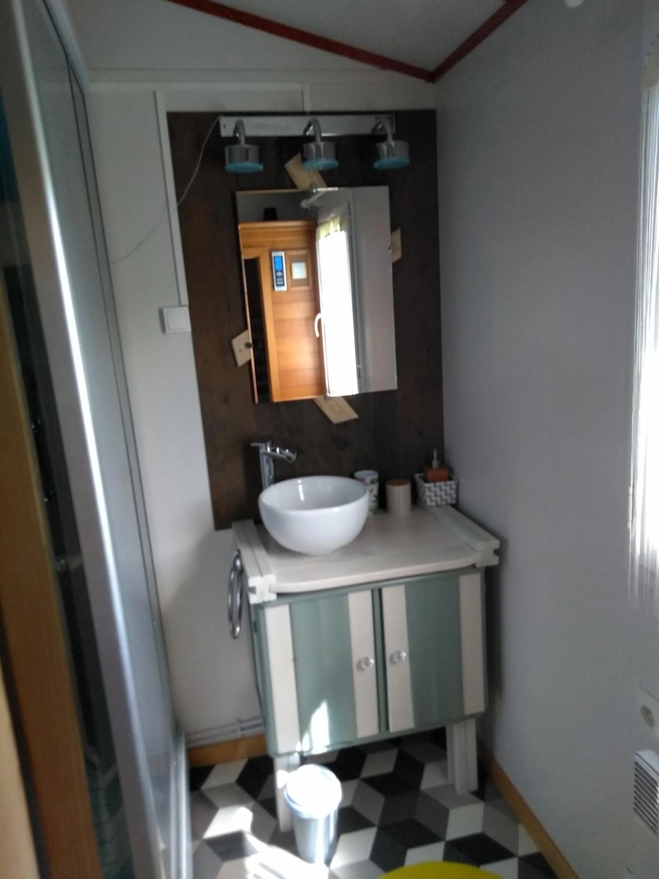 Bathroom in le haut village Chambre d'hôtes Mobi-Loft cosy sauna ,douche ,chromothérapie