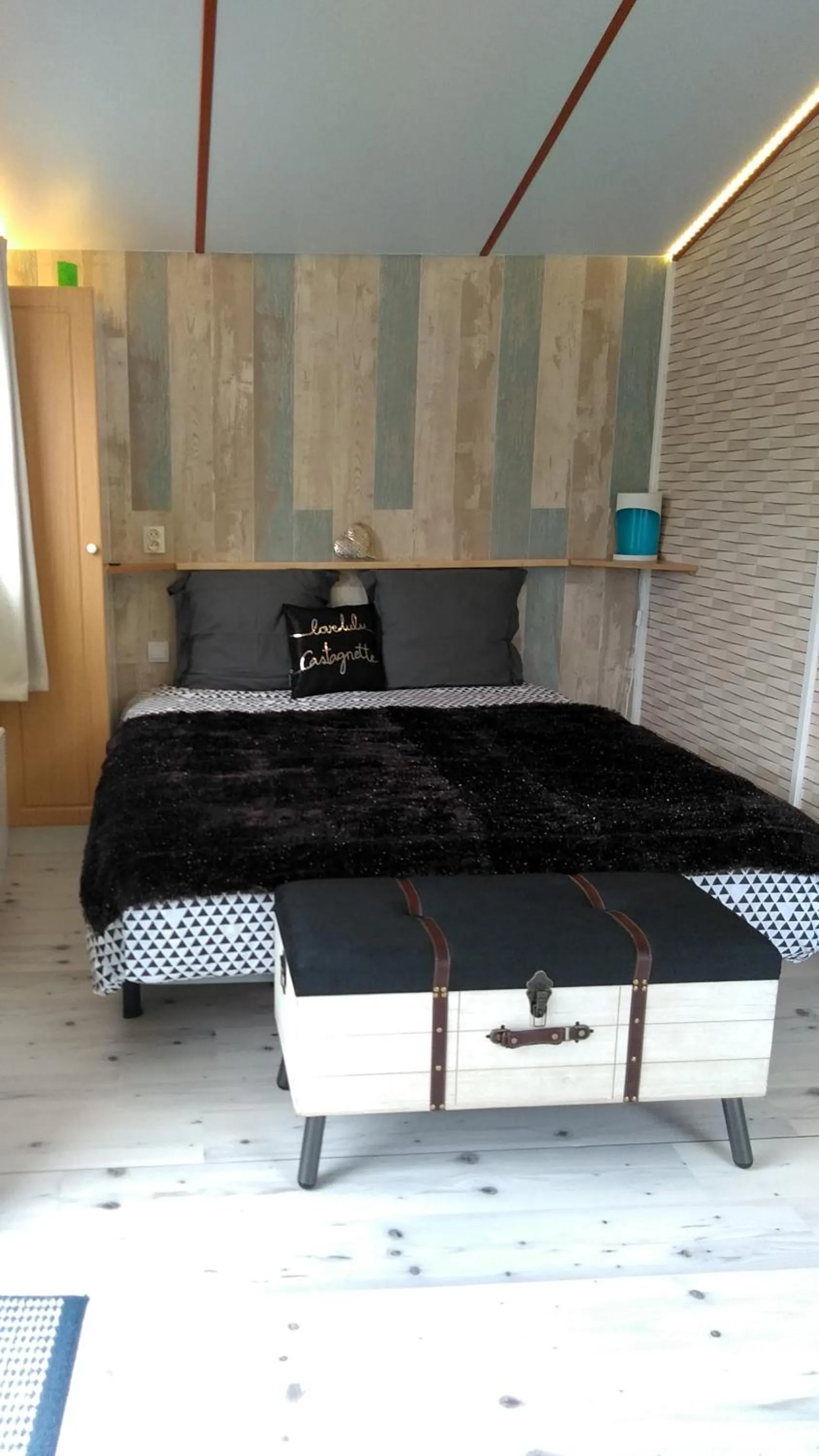 Photo of the whole room in le haut village Chambre d'hôtes Mobi-Loft cosy sauna ,douche ,chromothérapie