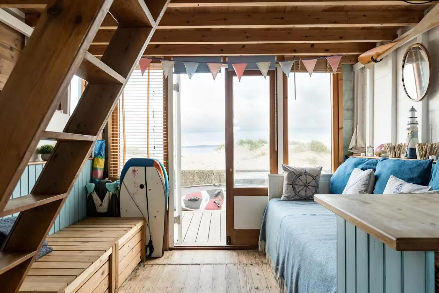 Sea view, Bed in Stargazing Beach Hut on Mudeford Sandbank with wake up sea views