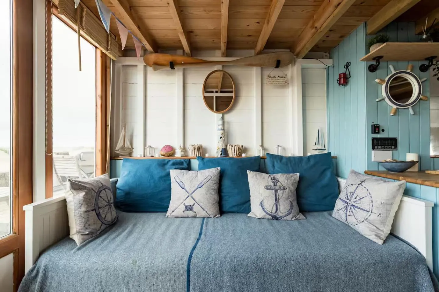 Lounge or bar in Stargazing Beach Hut on Mudeford Sandbank with wake up sea views