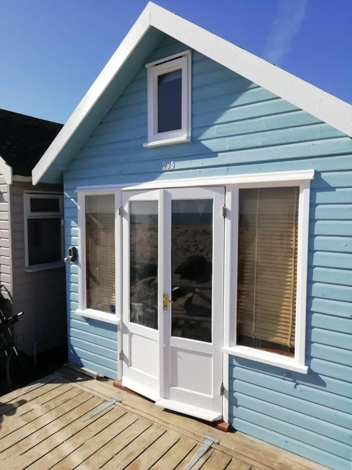 Stargazing Beach Hut on Mudeford Sandbank with wake up sea views