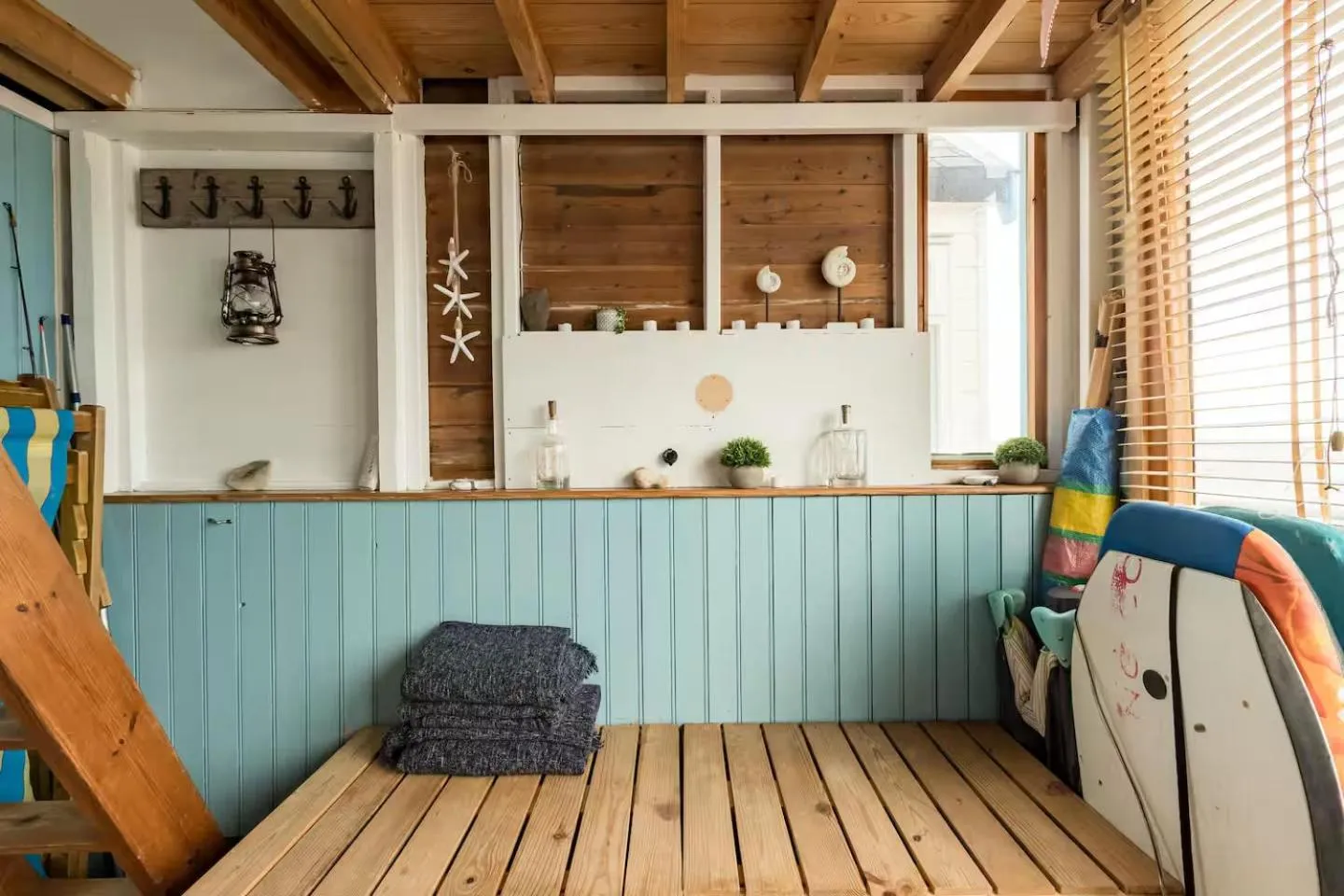 Lounge or bar in Stargazing Beach Hut on Mudeford Sandbank with wake up sea views