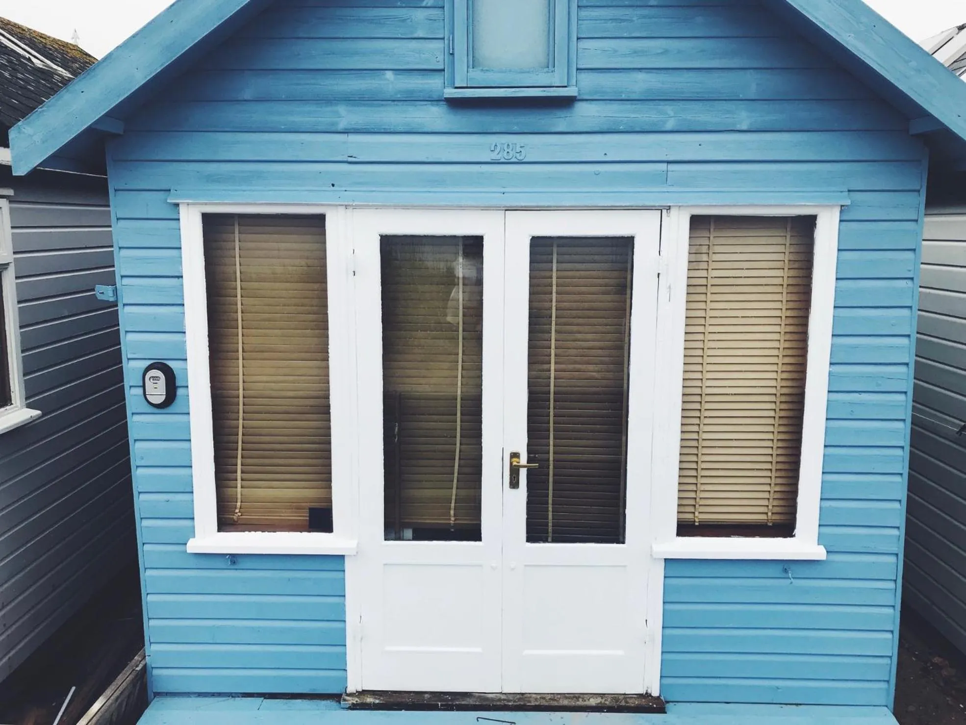 Facade/entrance in Stargazing Beach Hut on Mudeford Sandbank with wake up sea views