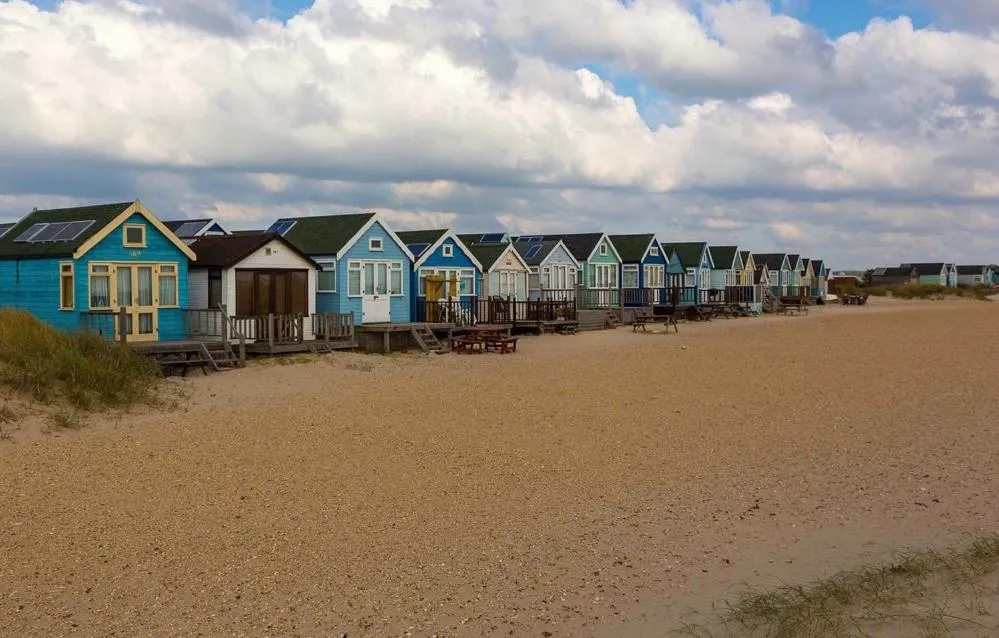 Stargazing Beach Hut on Mudeford Sandbank with wake up sea views