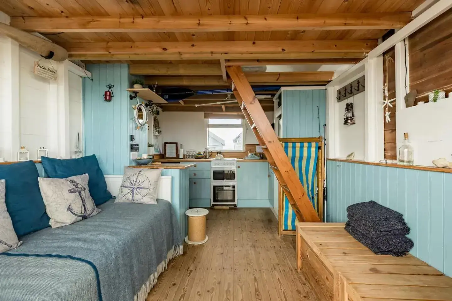 Stargazing Beach Hut on Mudeford Sandbank with wake up sea views Stargazing Beach Hut on Mudeford Sandbank with wake up sea views