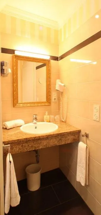 Bathroom in Gästehaus Plönlein - Hotel Goldener Hirsch Rothenburg