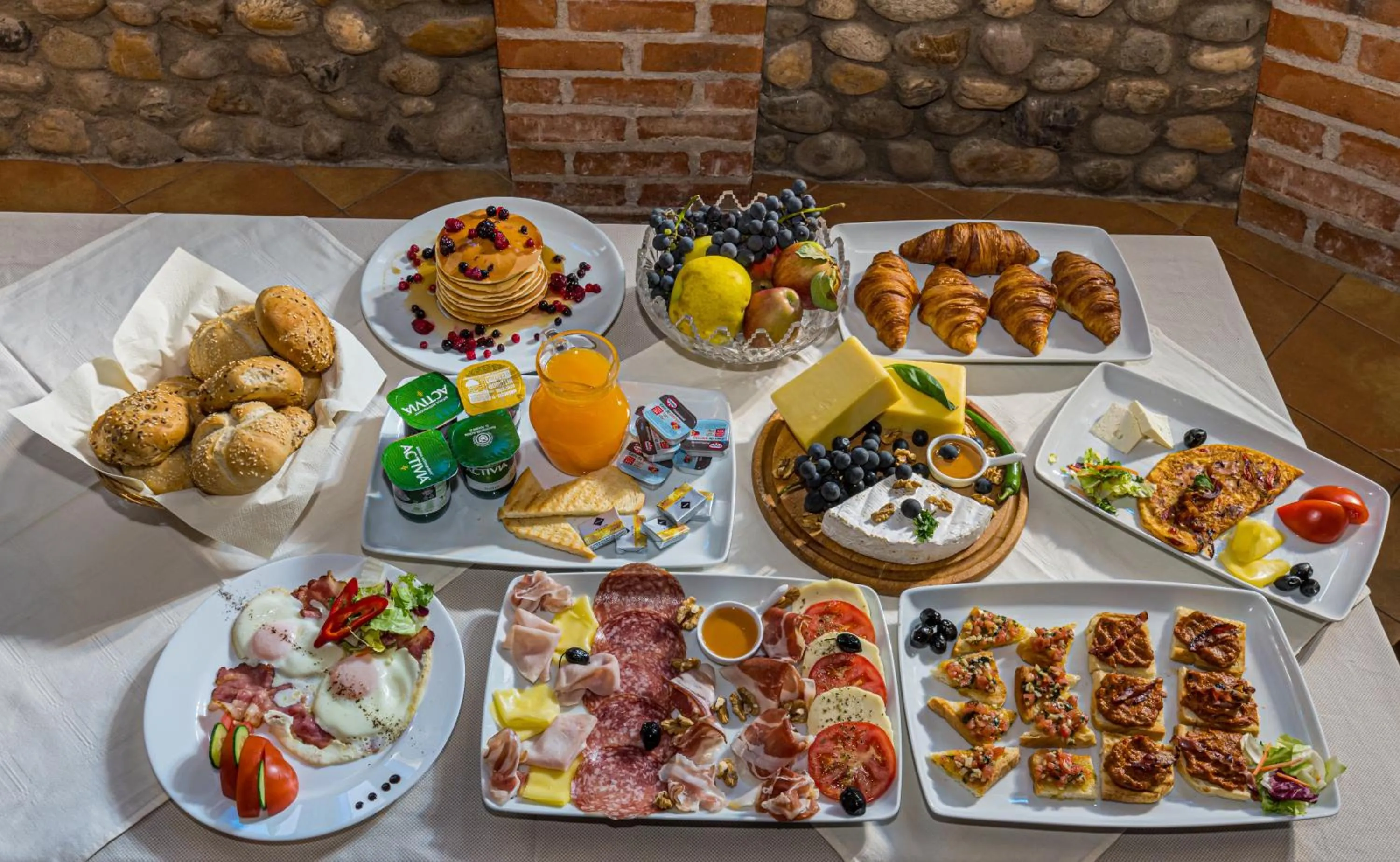 Continental breakfast in Stejarii Resort