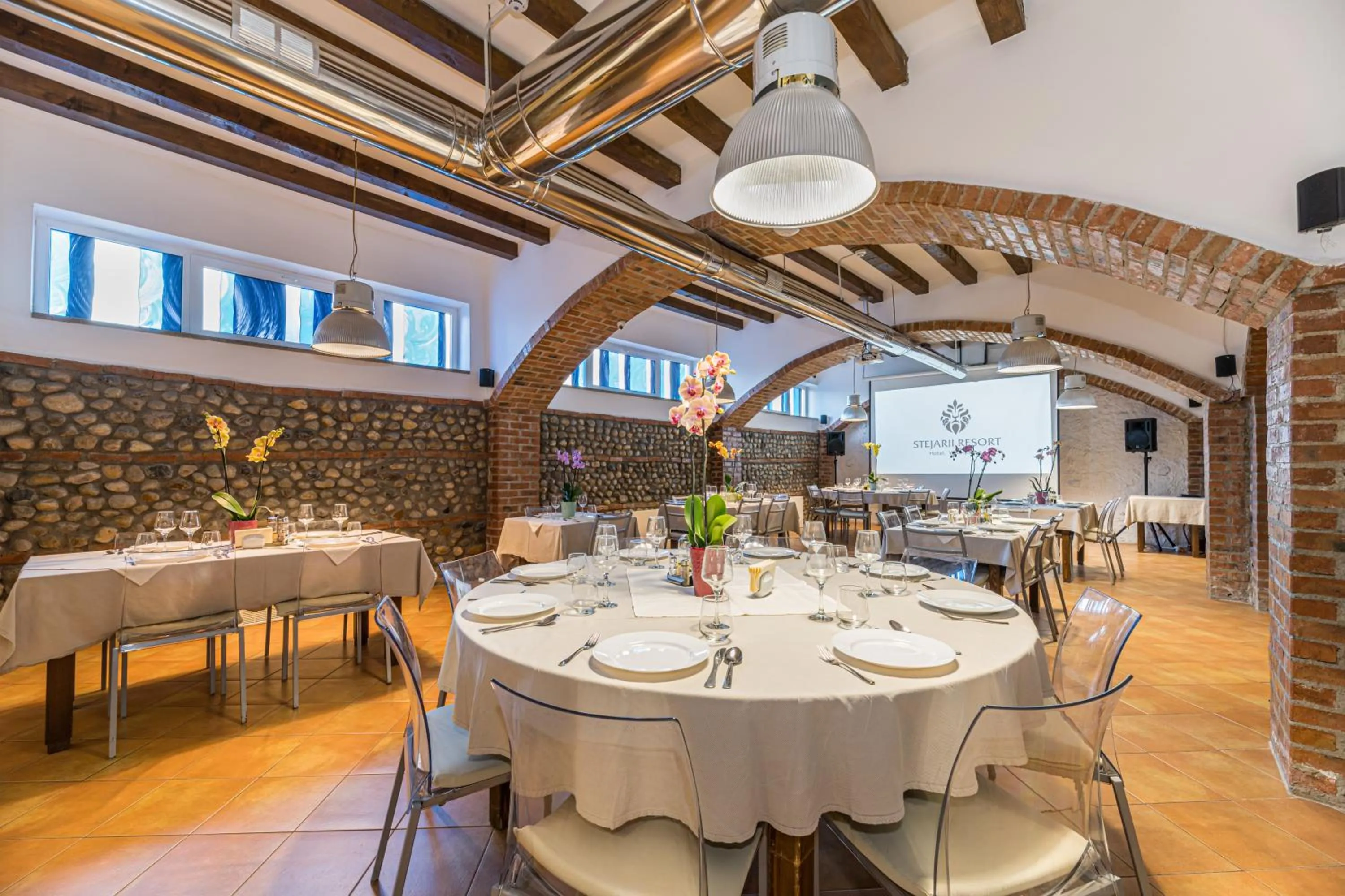 Restaurant/places to eat in Stejarii Resort