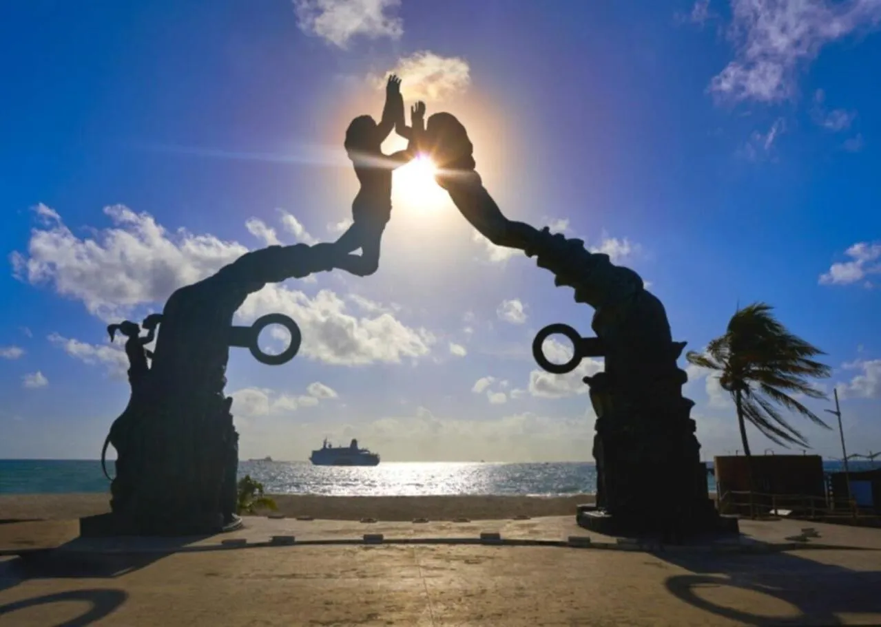 Neighbourhood in Exceptional Location Near Beach, Pool-View Balcony