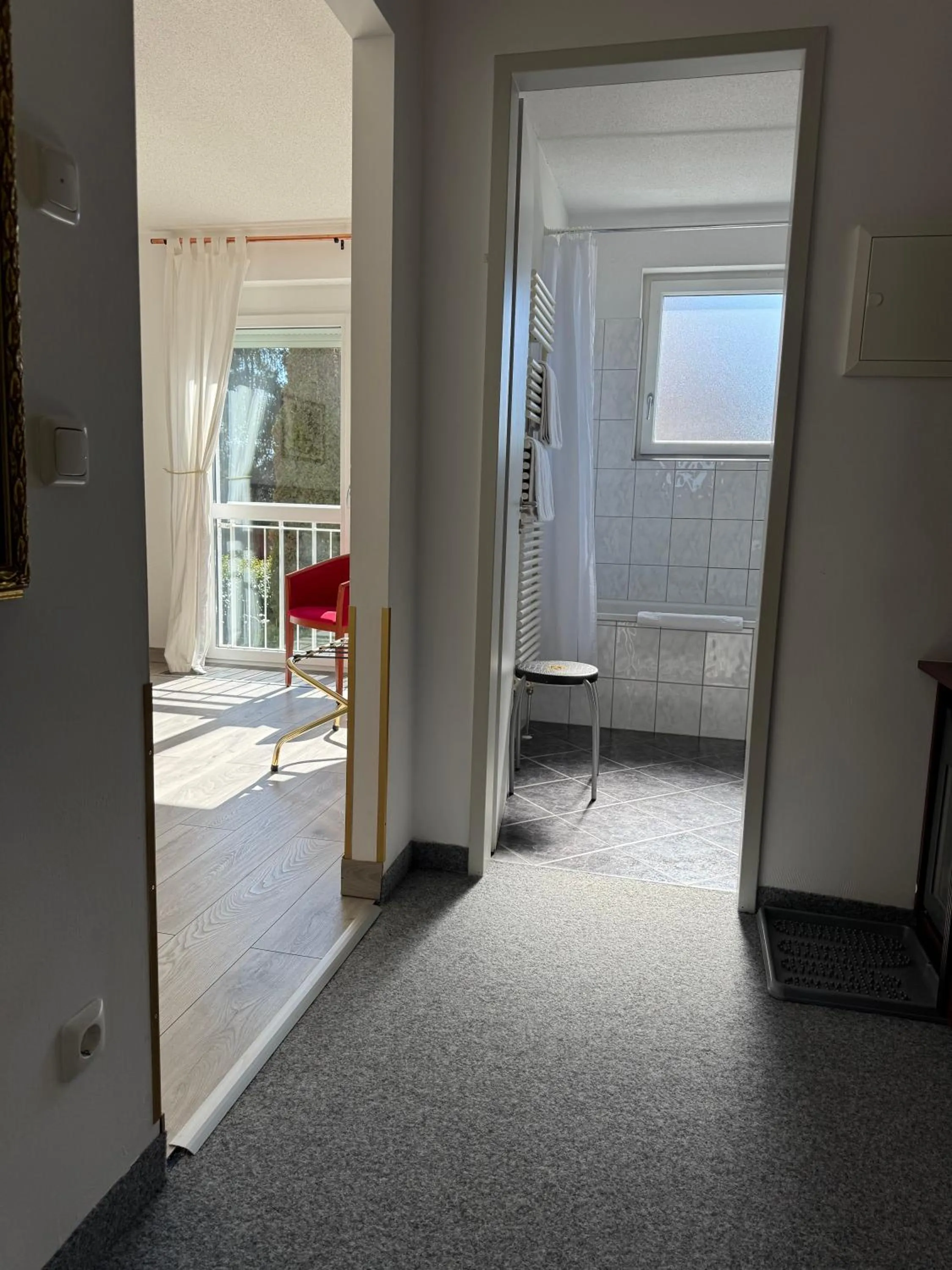 Photo of the whole room in Runas Air Muc Park Sleep & Fly