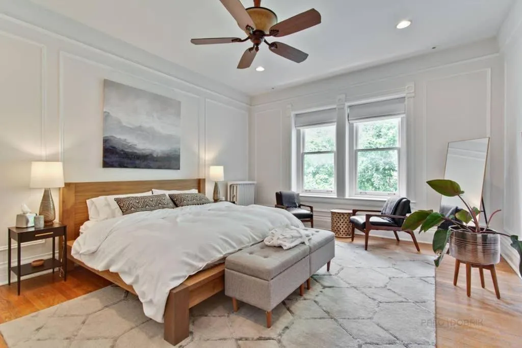 Bed in Historic luxury Townhouse in Downtown Chicago