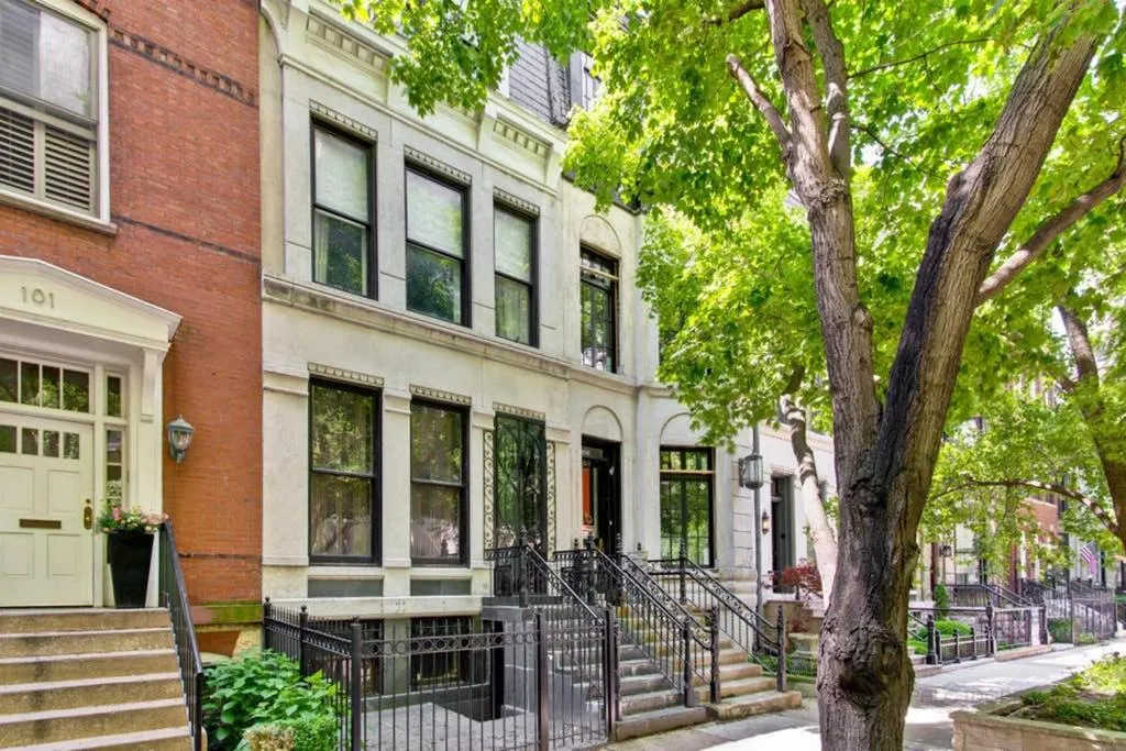 Neighbourhood in Historic luxury Townhouse in Downtown Chicago