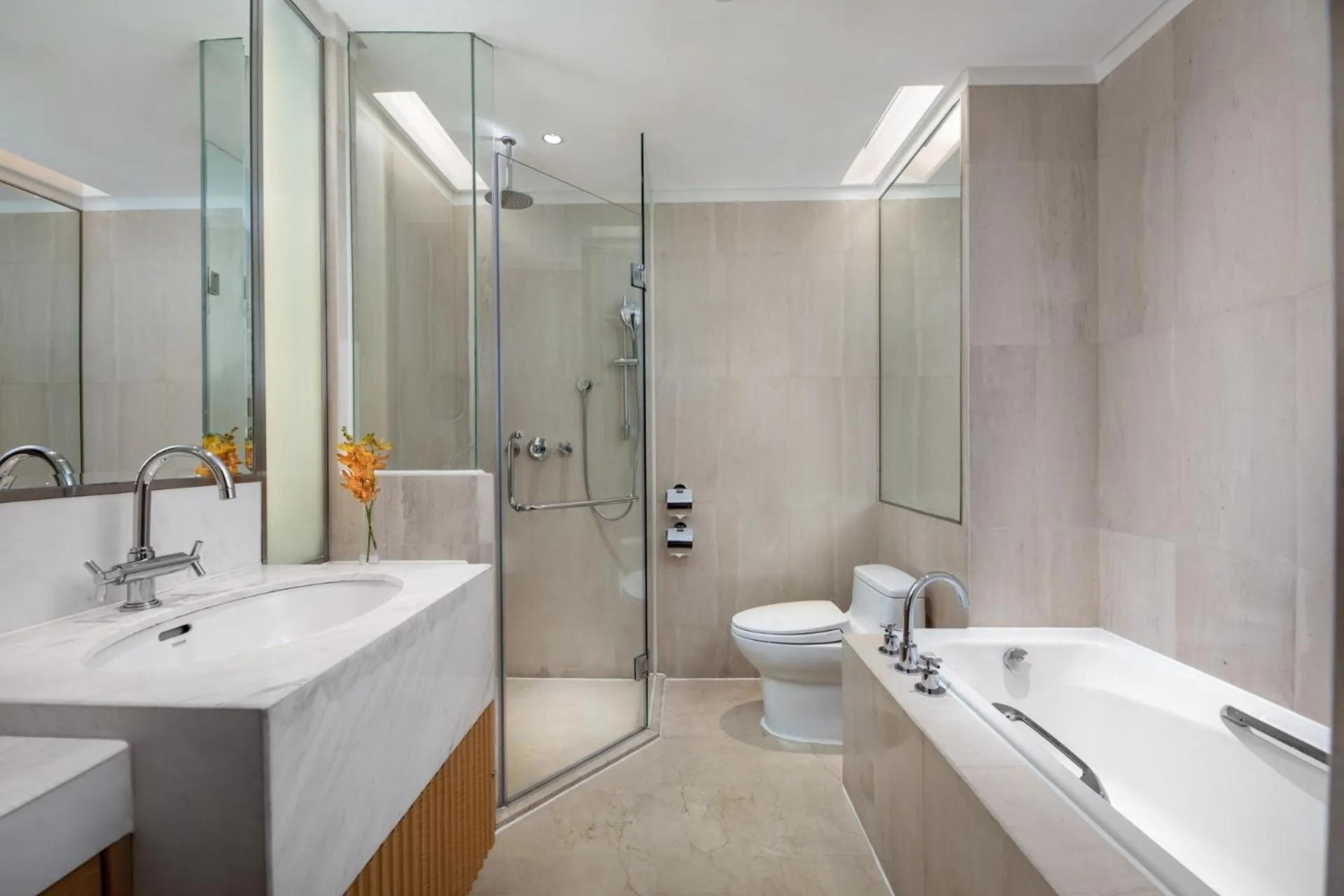 Shower in Crowne Plaza Shenzhen Futian, Near to Shenzhen Convention&Exhibition Centre, Shenzhen Stock Exchange and Shenzhen Civic Center, Outdoor Heated Pool