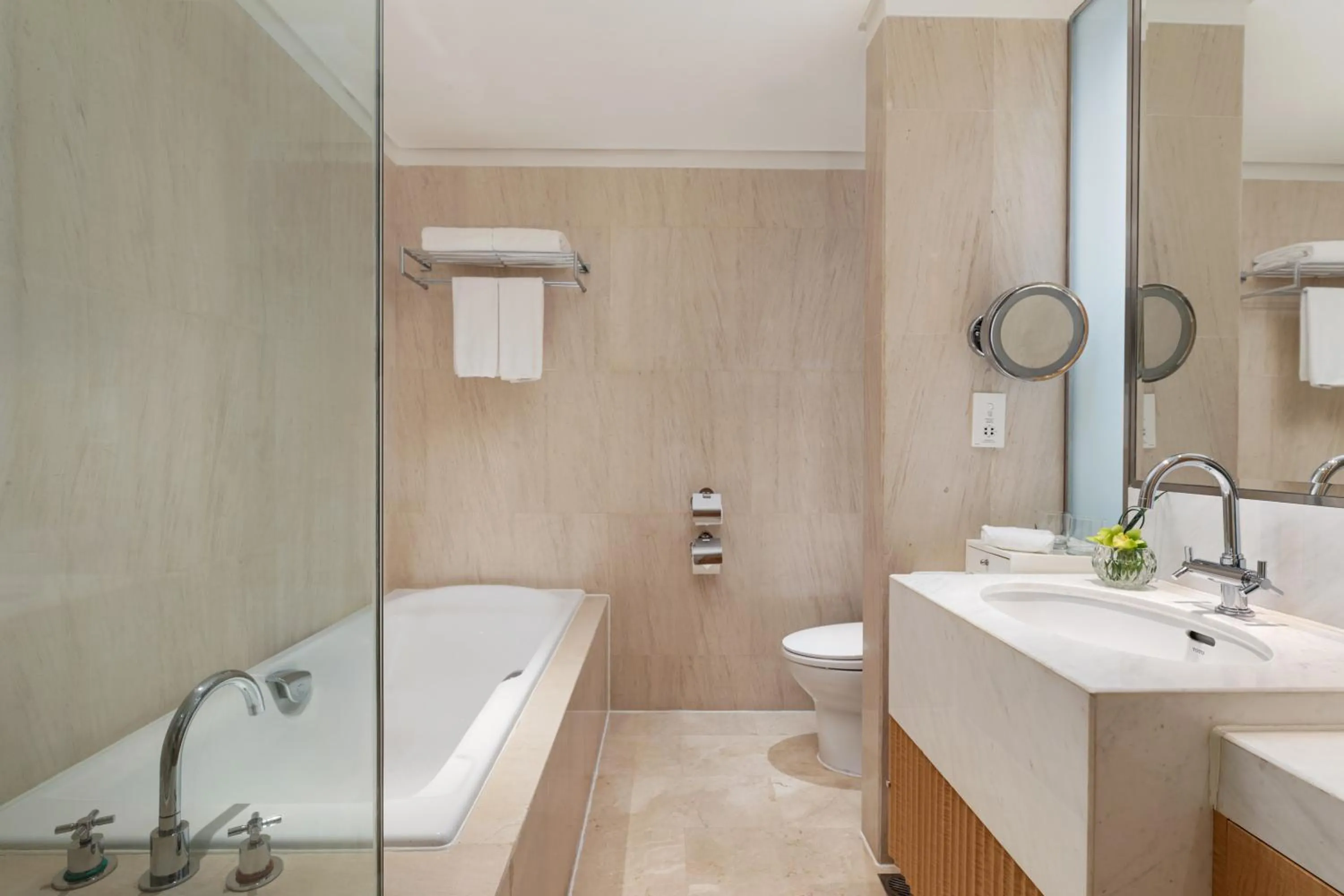 Bathroom in Crowne Plaza Shenzhen Futian, Near to Shenzhen Convention&Exhibition Centre, Shenzhen Stock Exchange and Shenzhen Civic Center, Outdoor Heated Pool