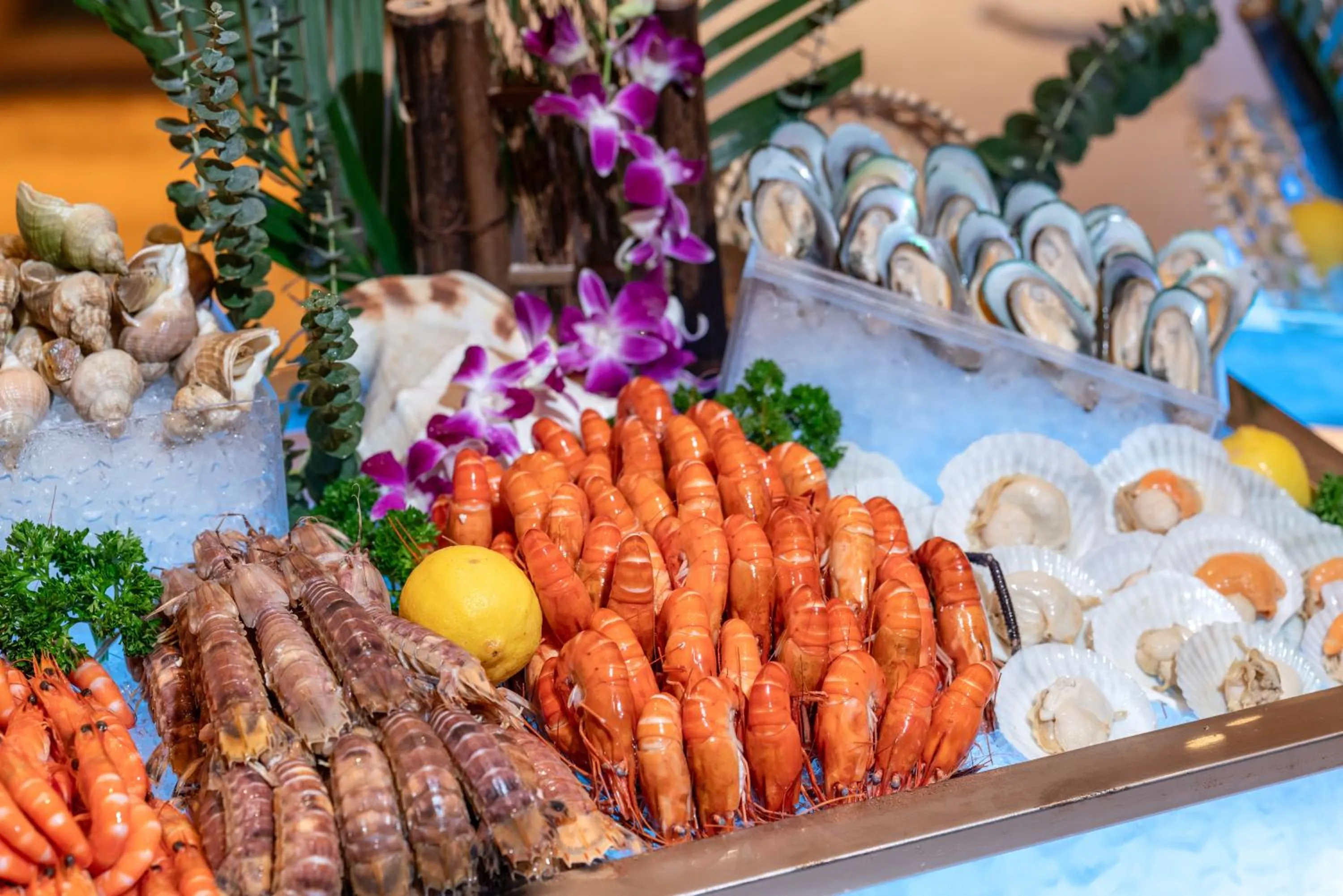 Buffet breakfast in Crowne Plaza Shenzhen Futian, Near to Shenzhen Convention&Exhibition Centre, Shenzhen Stock Exchange and Shenzhen Civic Center, Outdoor Heated Pool