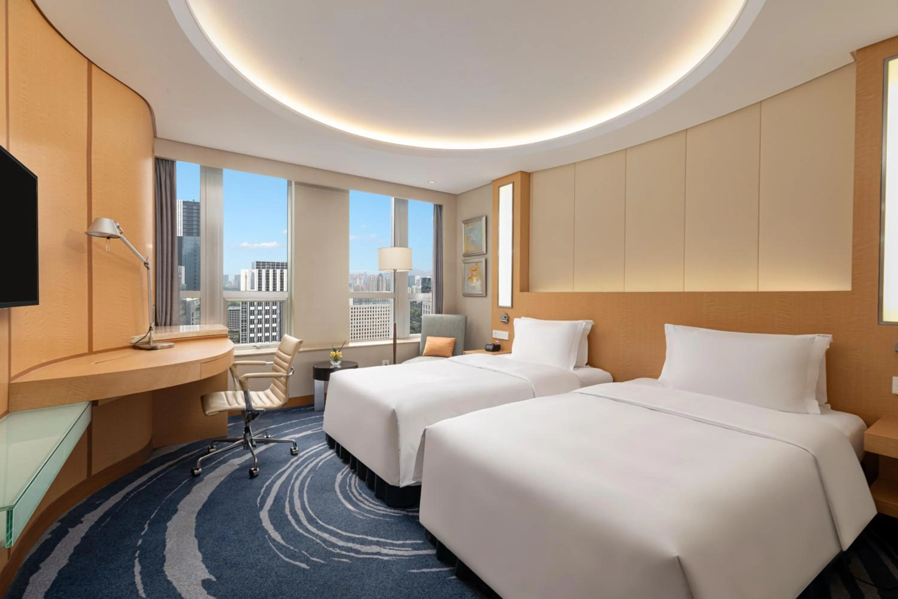 Bed in Crowne Plaza Shenzhen Futian, Near to Shenzhen Convention&Exhibition Centre, Shenzhen Stock Exchange and Shenzhen Civic Center, Outdoor Heated Pool