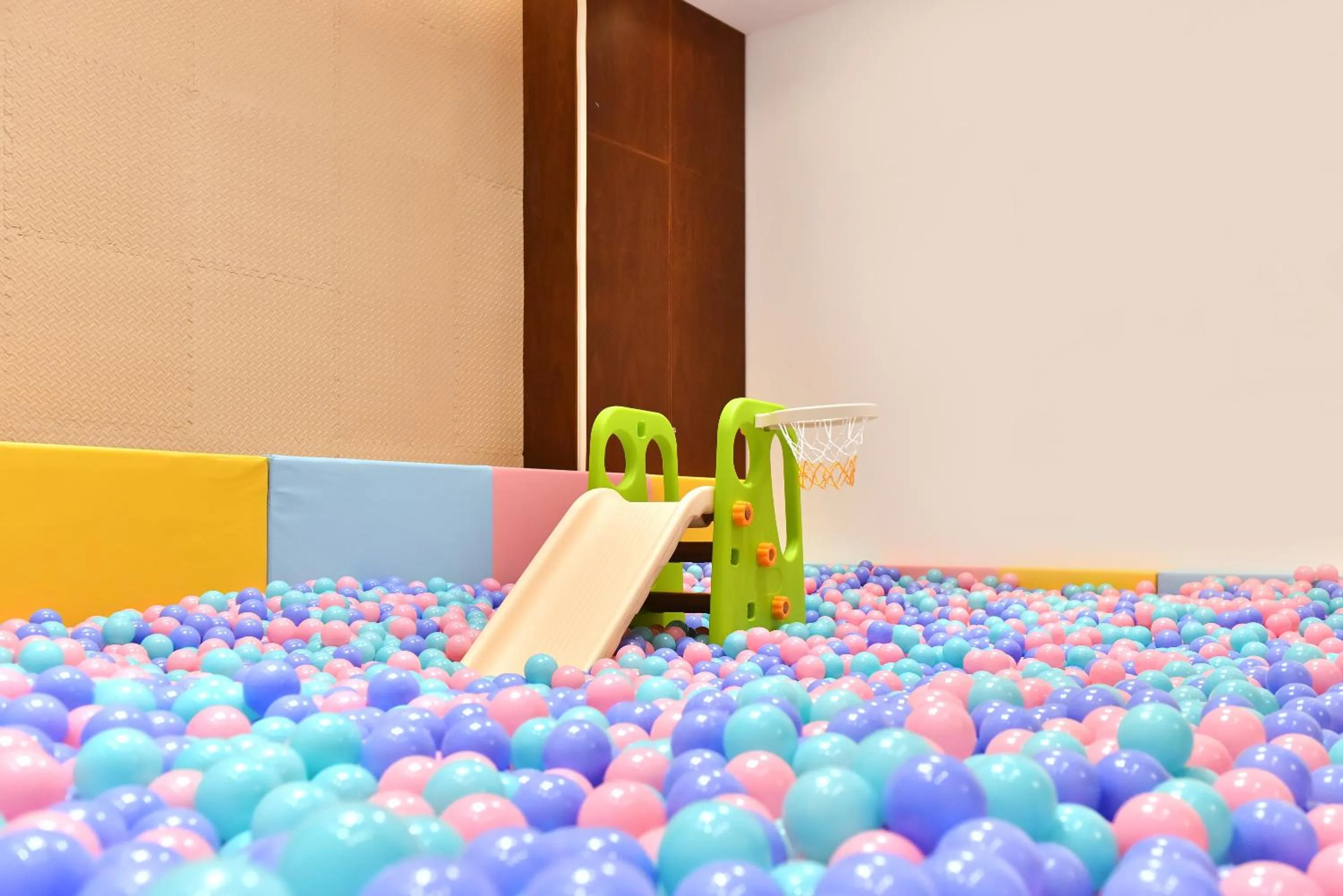 Kids's club in Crowne Plaza Shenzhen Futian, Near to Shenzhen Convention&Exhibition Centre, Shenzhen Stock Exchange and Shenzhen Civic Center, Outdoor Heated Pool