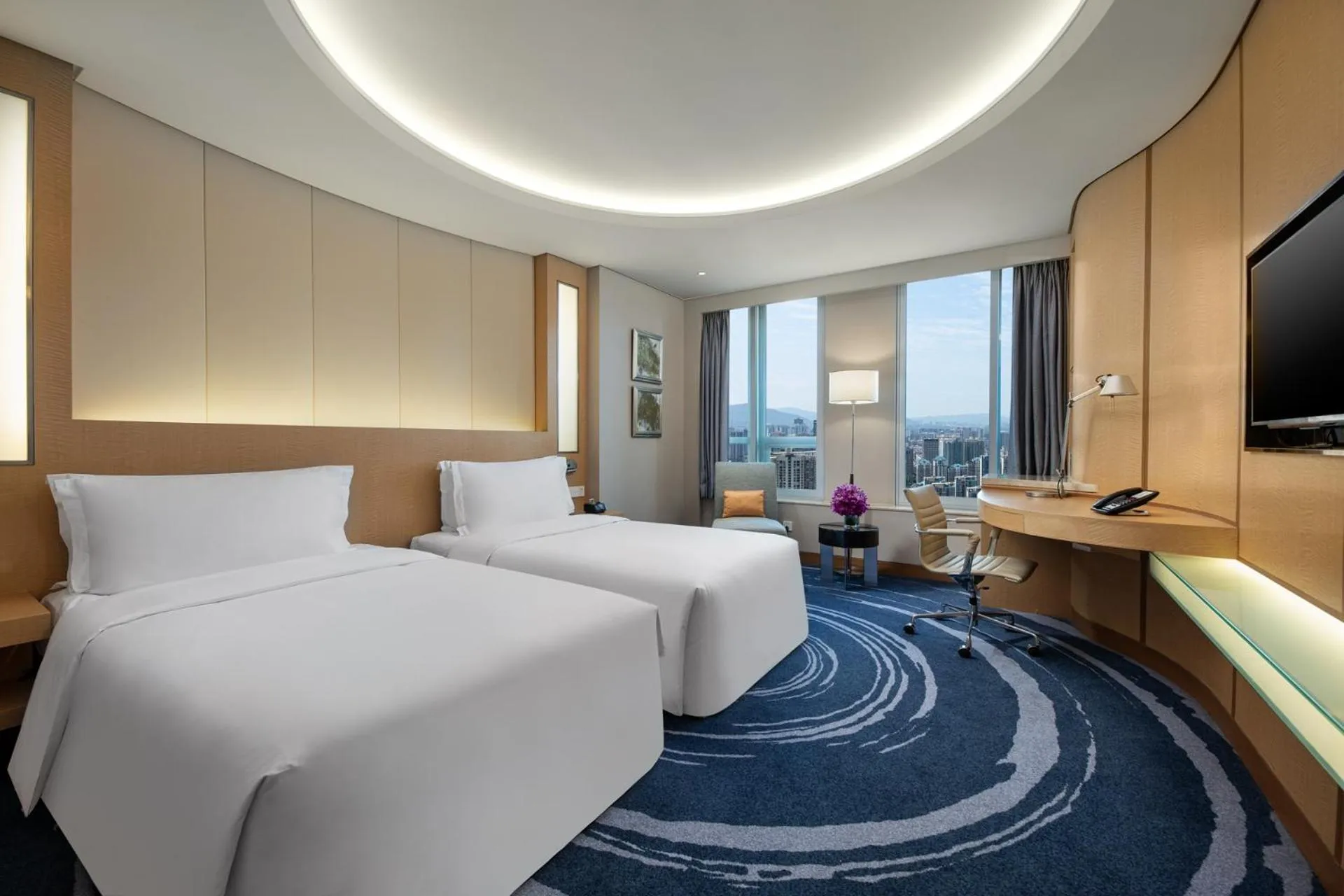 Bed in Crowne Plaza Shenzhen Futian, Near to Shenzhen Convention&Exhibition Centre, Shenzhen Stock Exchange and Shenzhen Civic Center, Outdoor Heated Pool