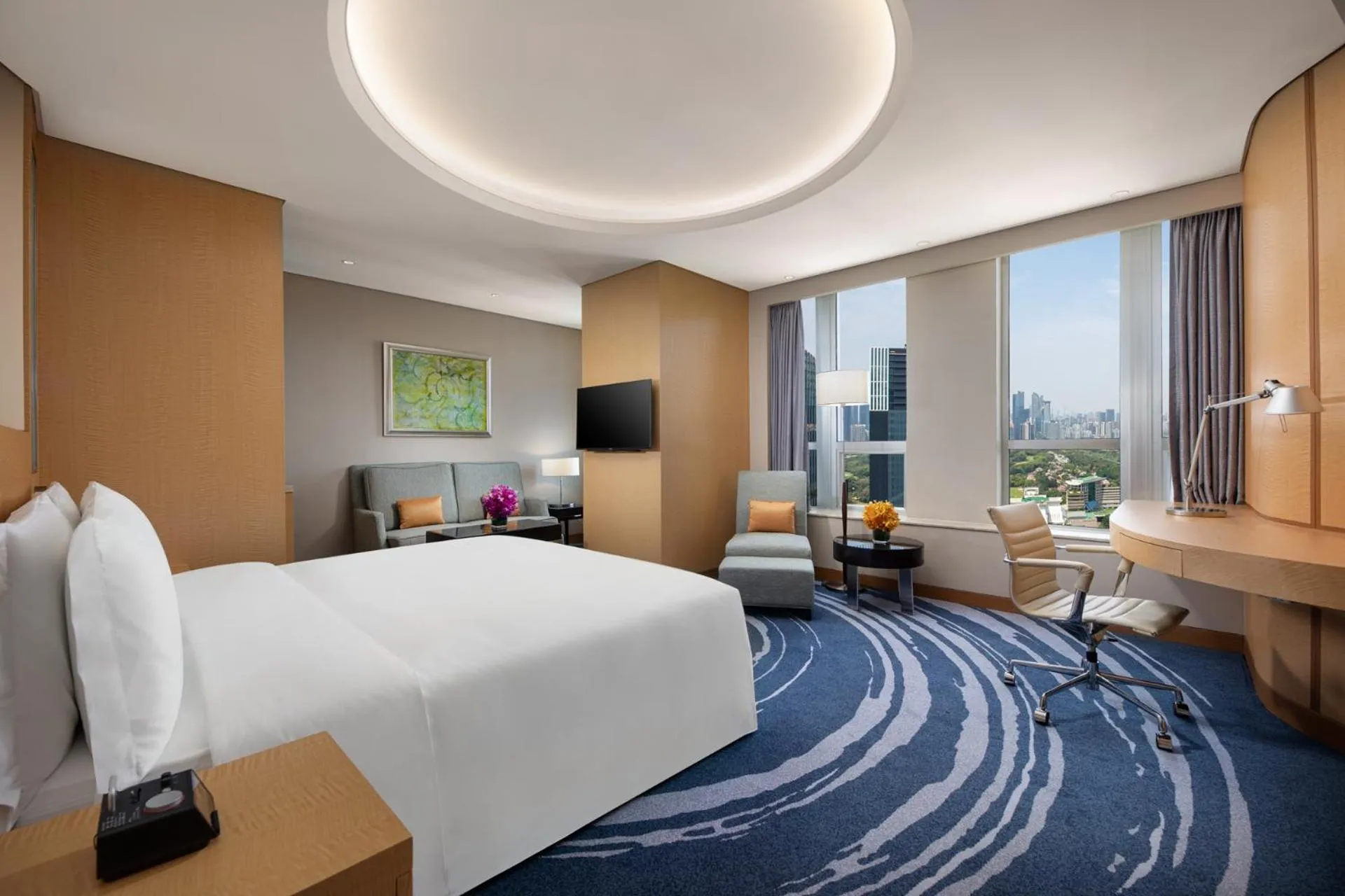 Bed in Crowne Plaza Shenzhen Futian, Near to Shenzhen Convention&Exhibition Centre, Shenzhen Stock Exchange and Shenzhen Civic Center, Outdoor Heated Pool
