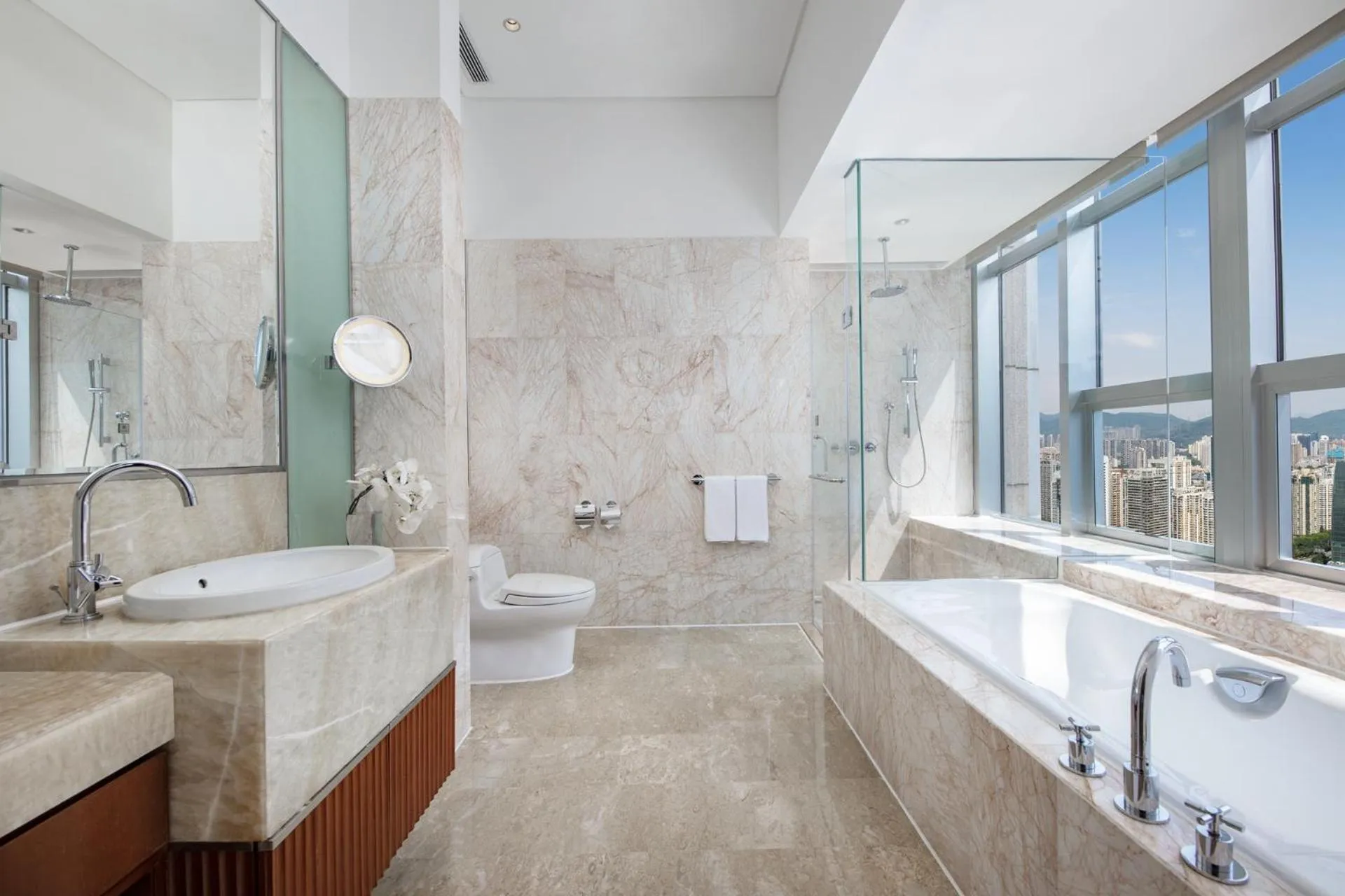 Toilet in Crowne Plaza Shenzhen Futian, Near to Shenzhen Convention&Exhibition Centre, Shenzhen Stock Exchange and Shenzhen Civic Center, Outdoor Heated Pool