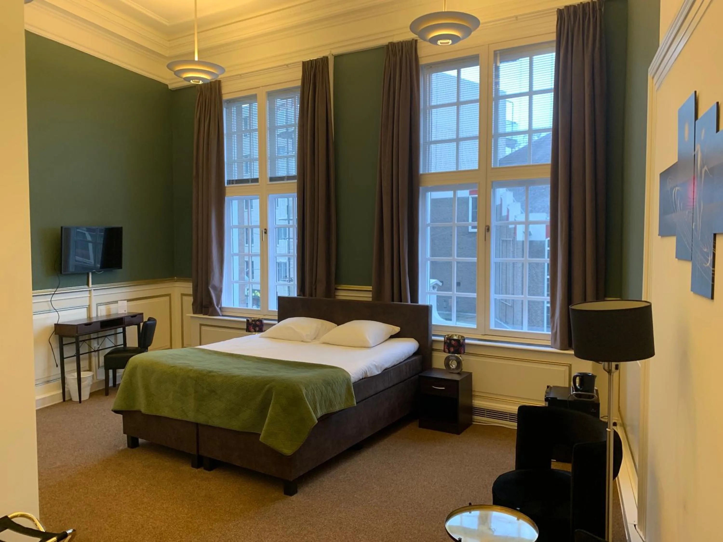 Photo of the whole room, Bed in The Velvet Lodge