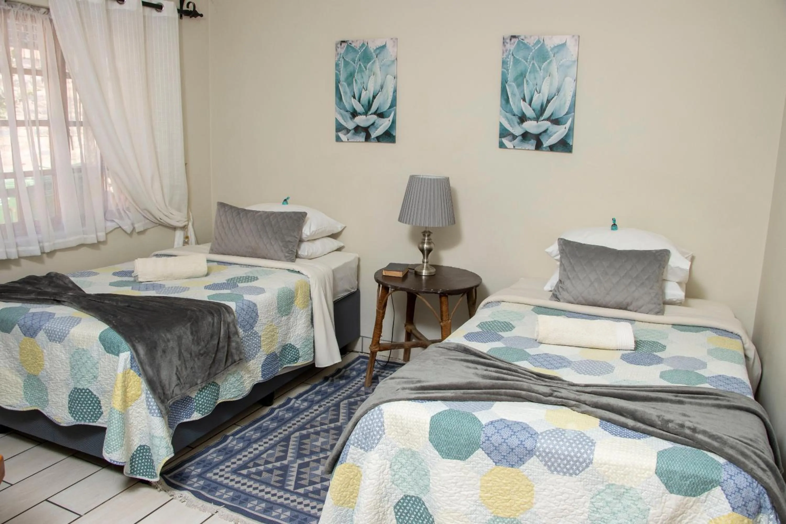 Photo of the whole room, Bed in Oregon Place Guest House