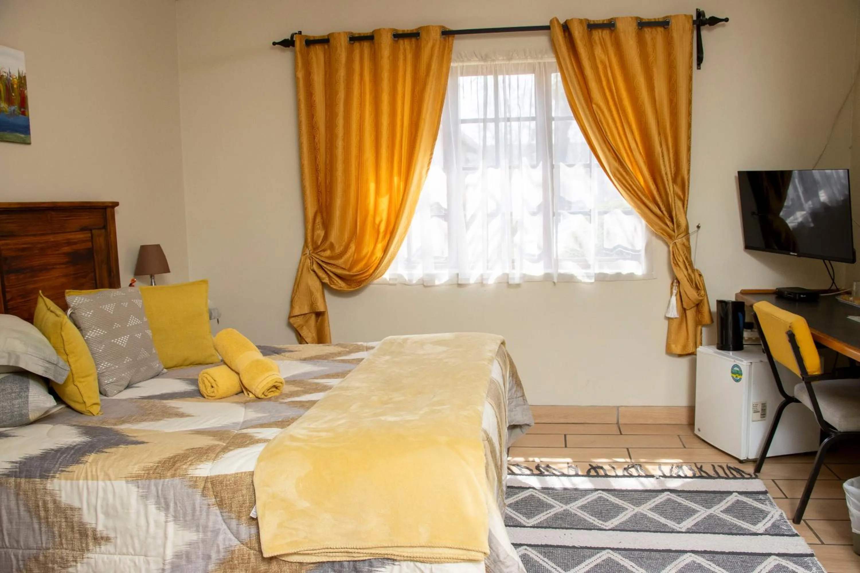 Photo of the whole room, Bed in Oregon Place Guest House