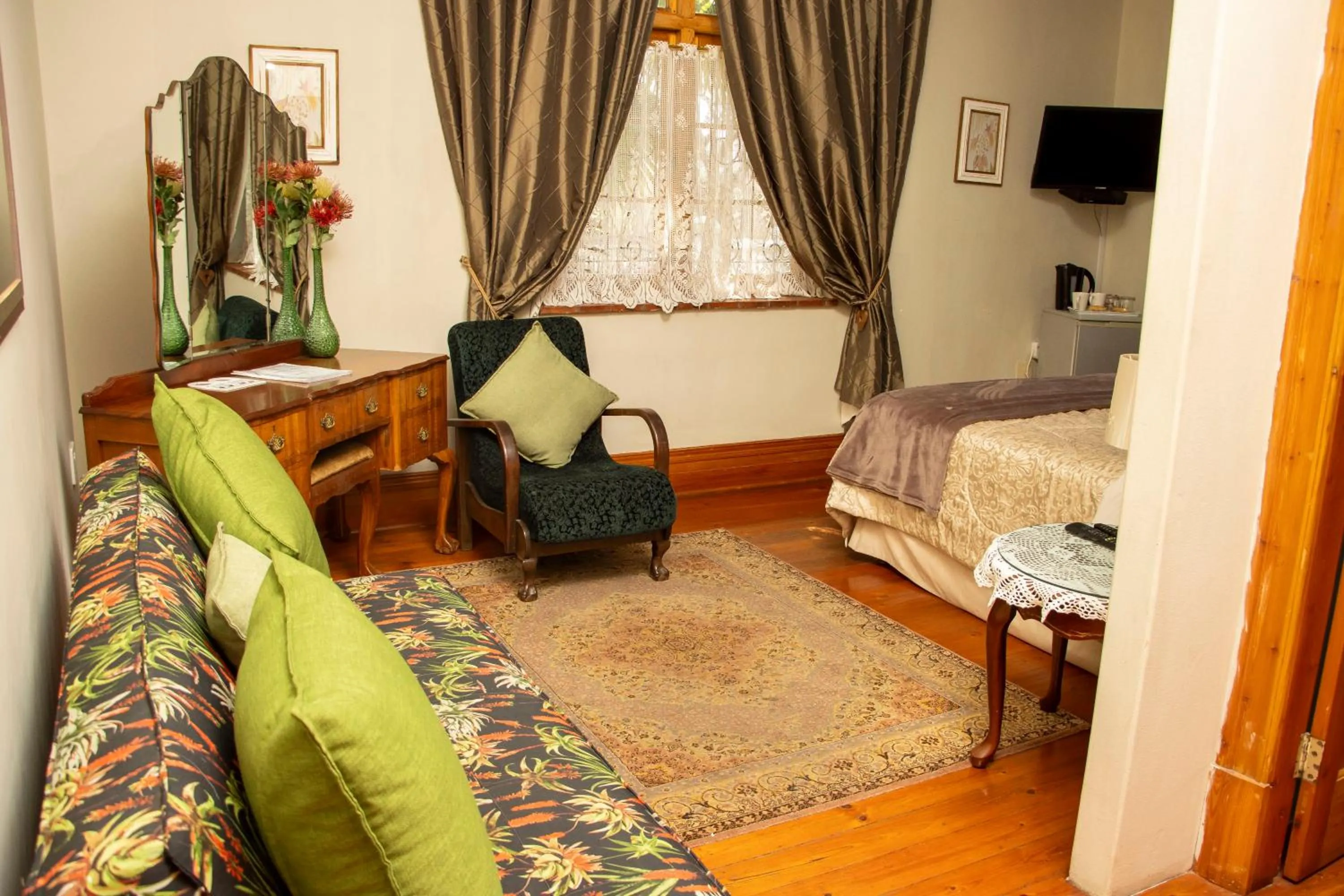 Photo of the whole room, Bed in Oregon Place Guest House