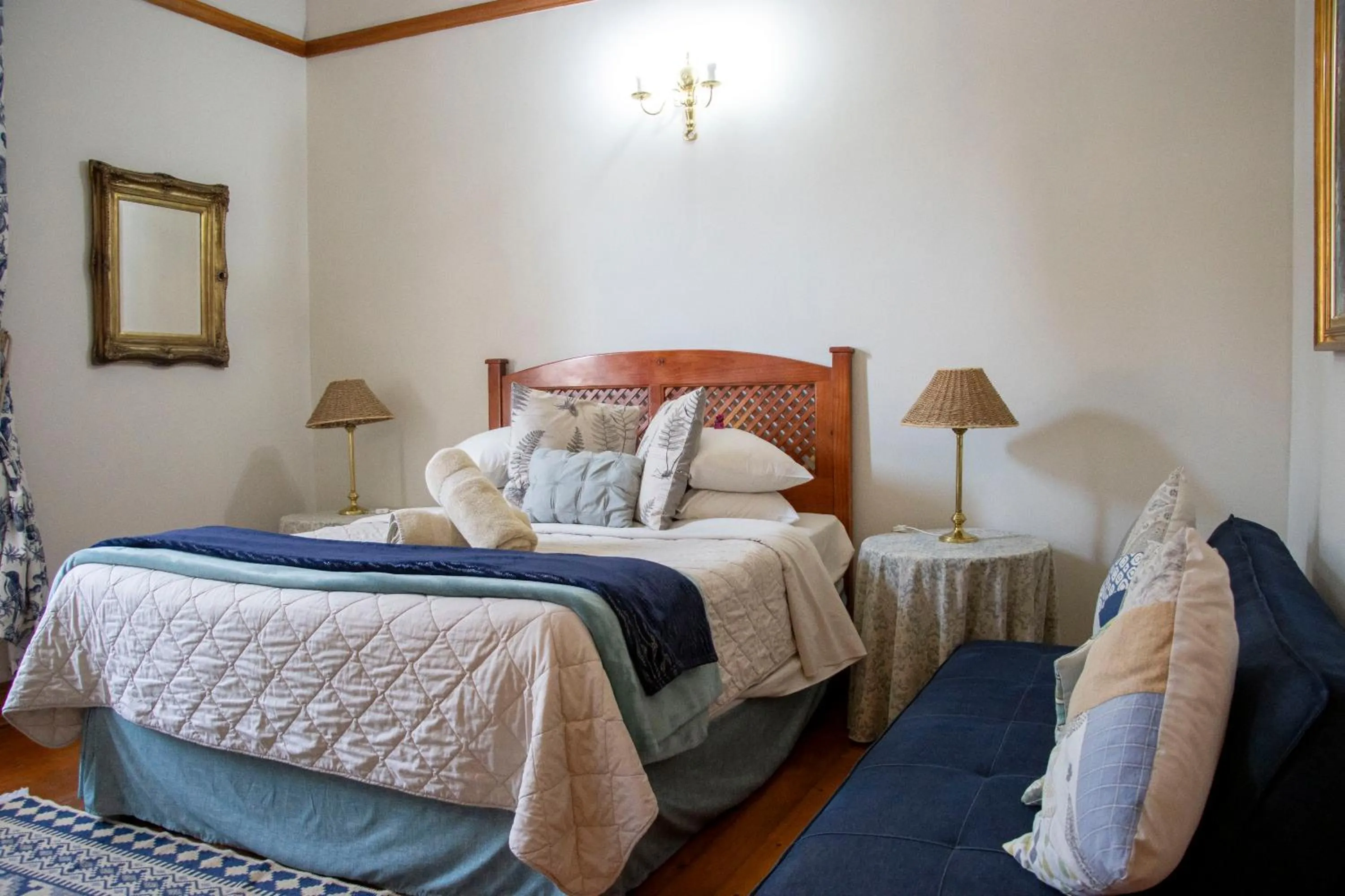 Photo of the whole room, Bed in Oregon Place Guest House