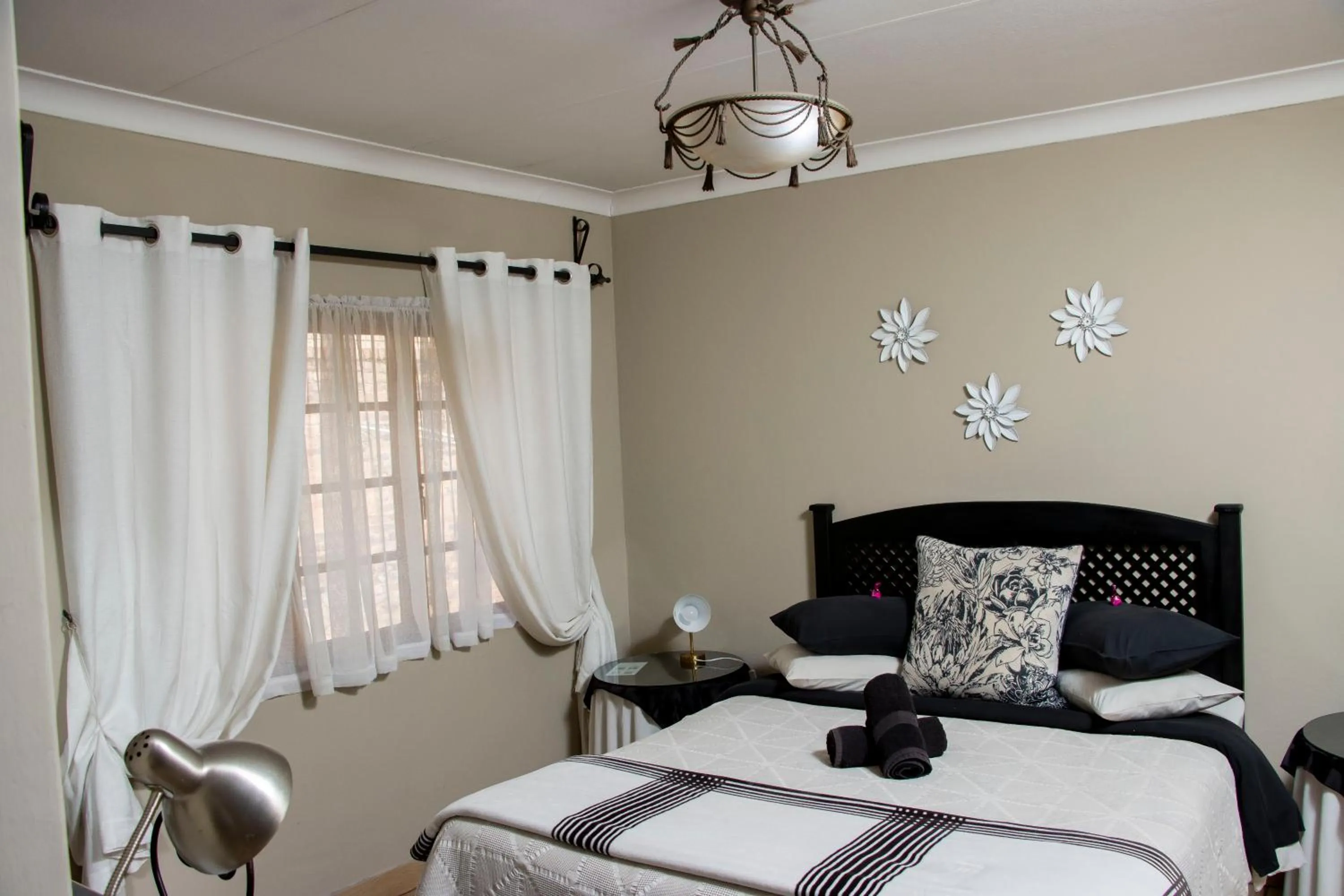 Photo of the whole room, Bed in Oregon Place Guest House