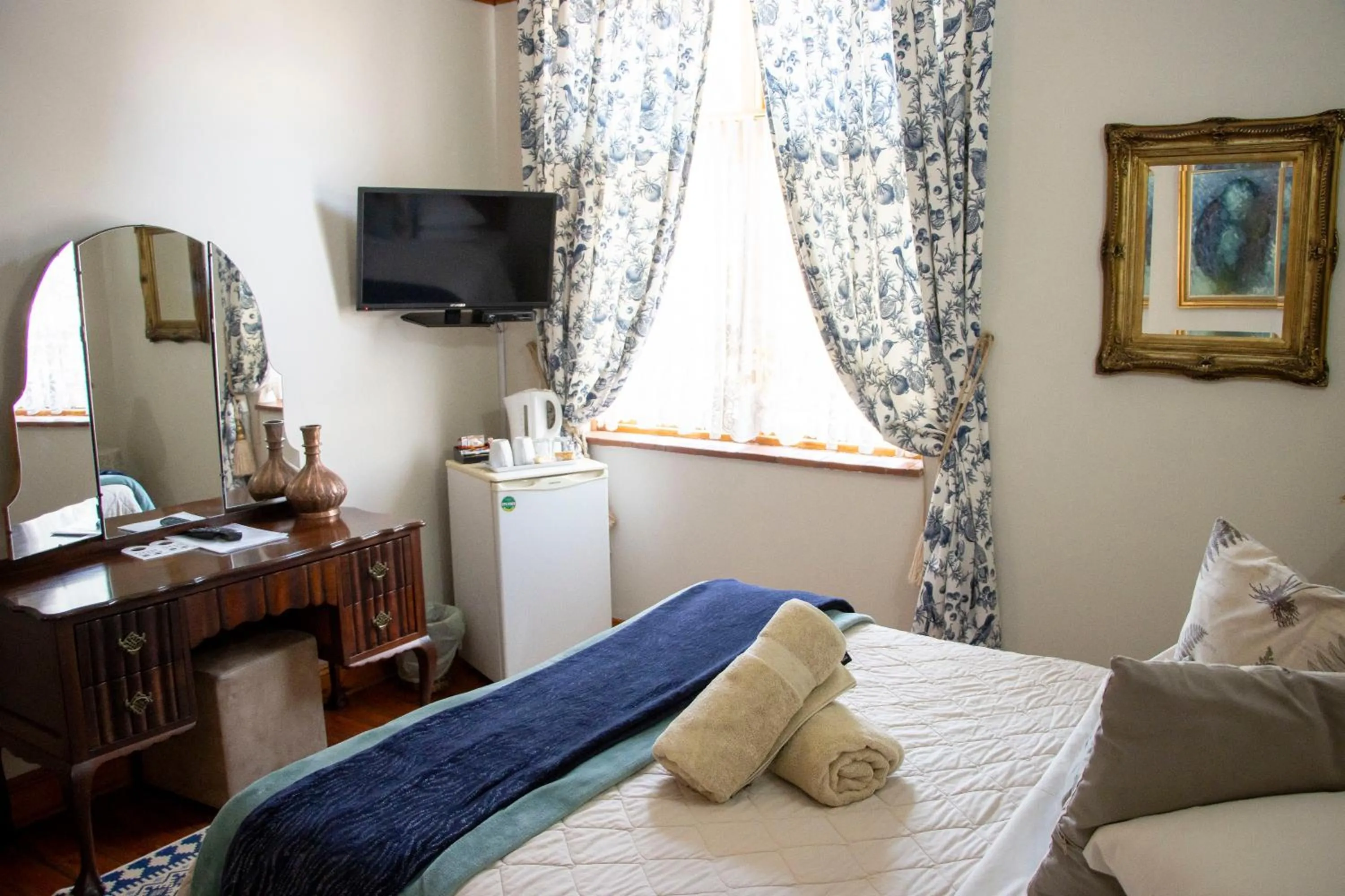 Photo of the whole room, Bed in Oregon Place Guest House