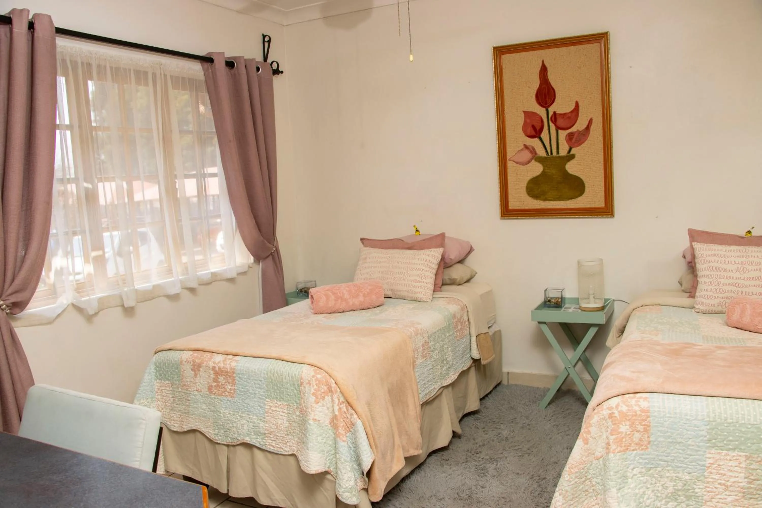 Photo of the whole room, Bed in Oregon Place Guest House