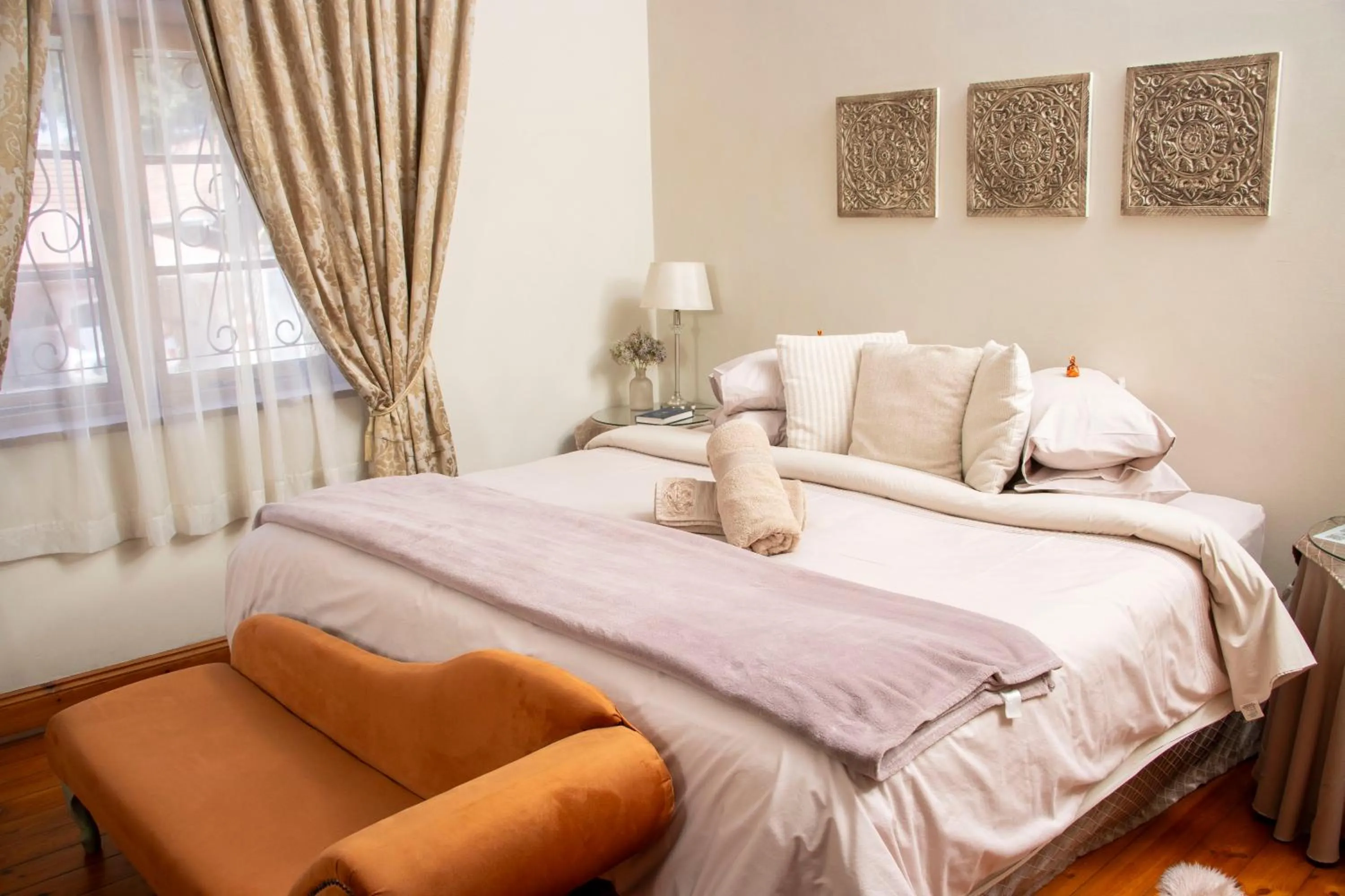 Photo of the whole room, Bed in Oregon Place Guest House