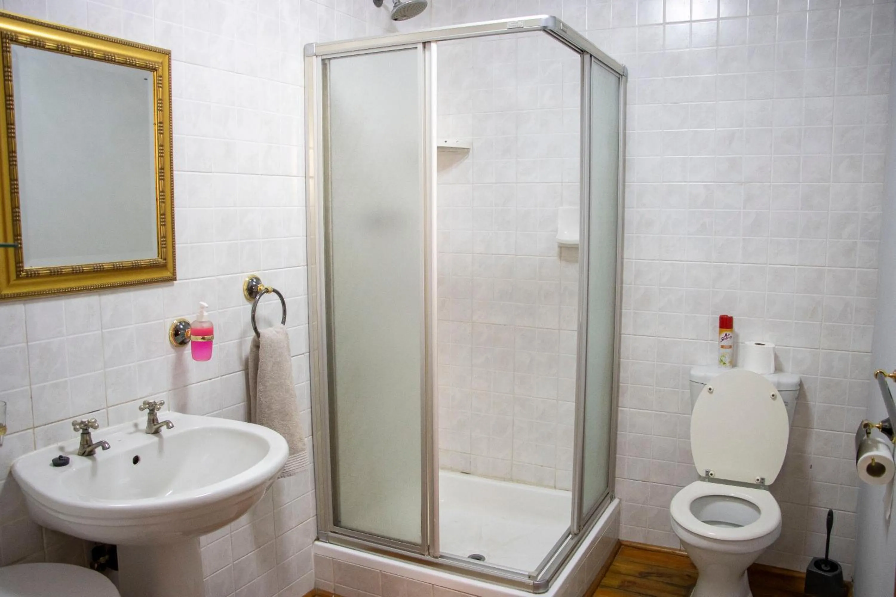 Bathroom in Oregon Place Guest House