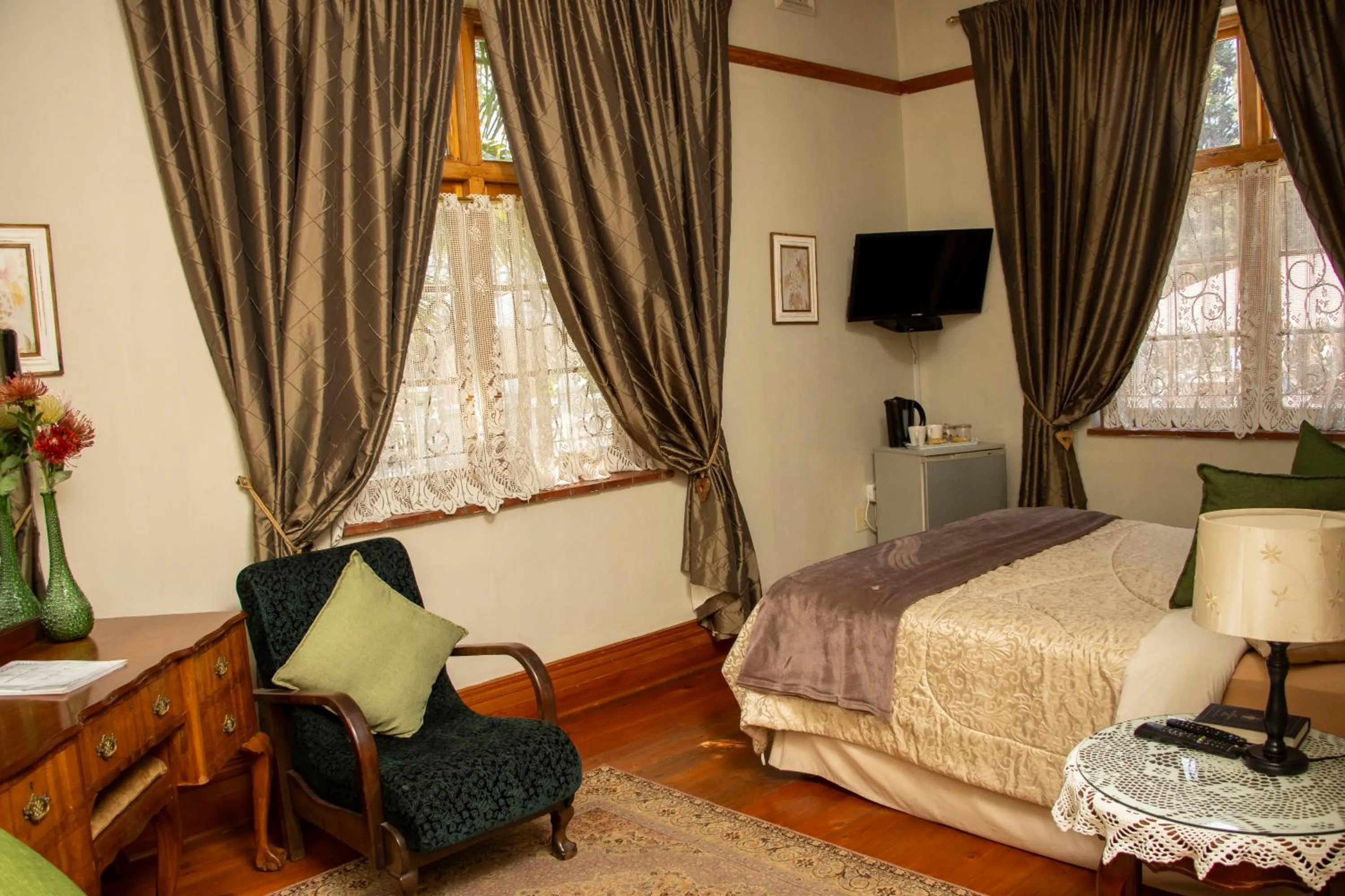 Photo of the whole room, Bed in Oregon Place Guest House